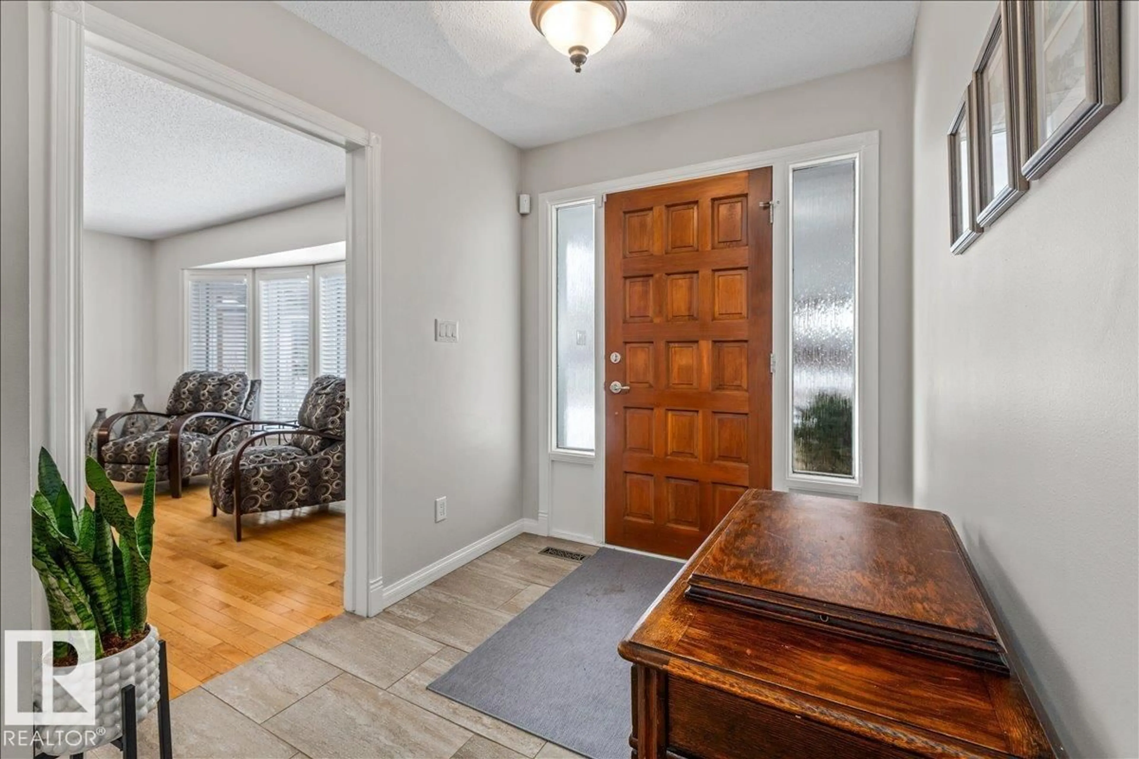 Indoor entryway for 19 LINCOLN CR, St. Albert Alberta T8N3M9