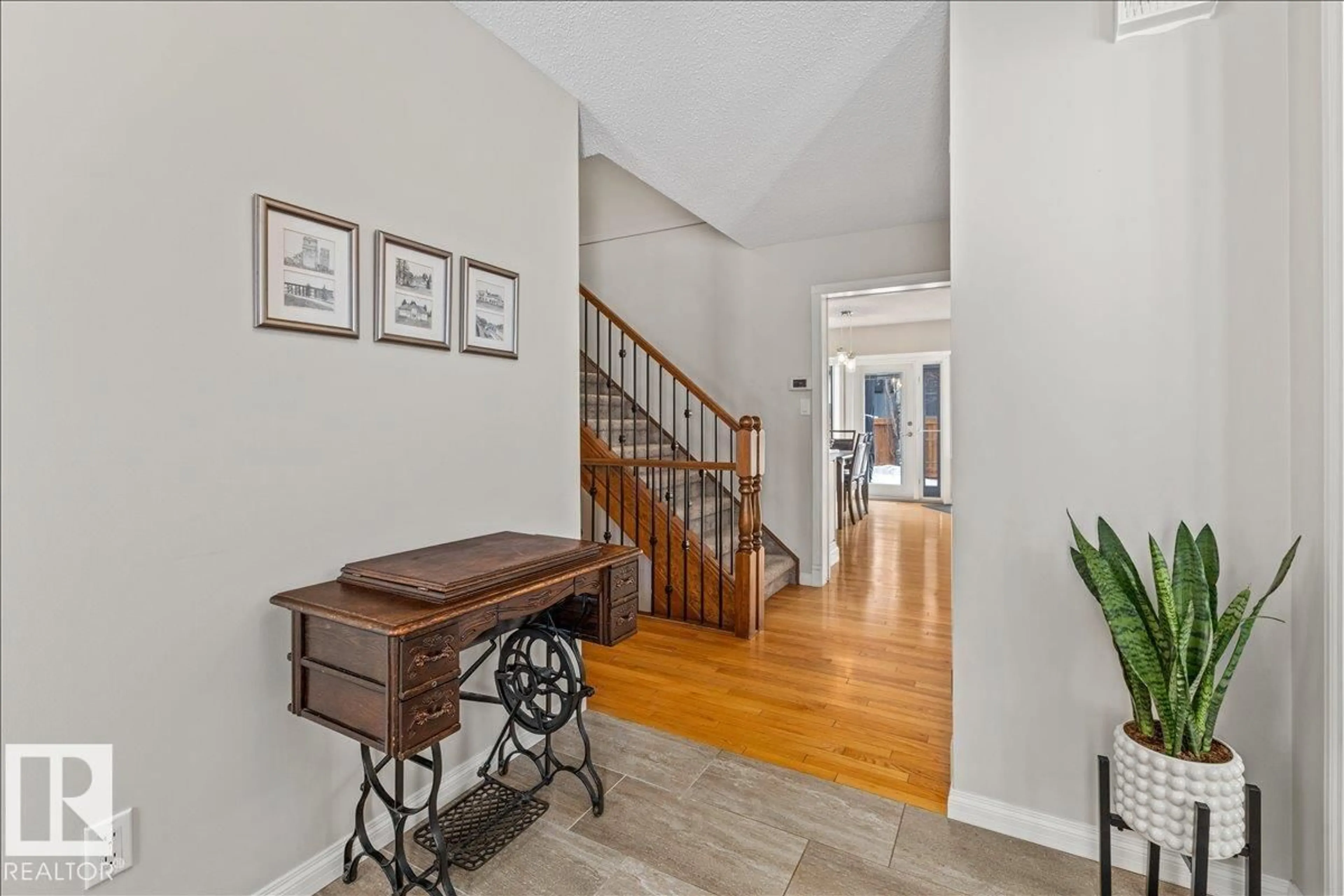 Indoor entryway for 19 LINCOLN CR, St. Albert Alberta T8N3M9