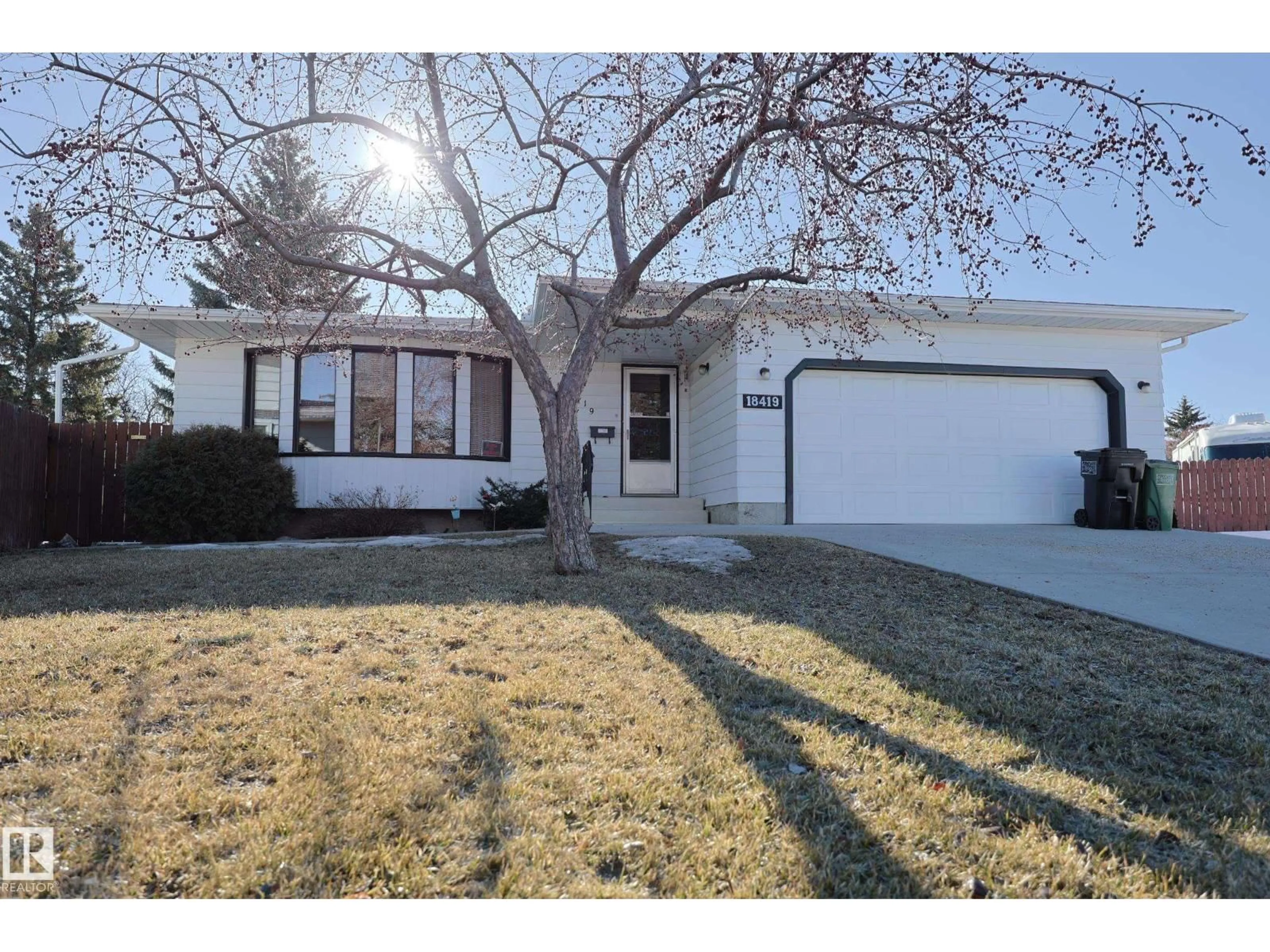 Home with vinyl exterior material, street for 18419 91 AV, Edmonton Alberta T5T1N8