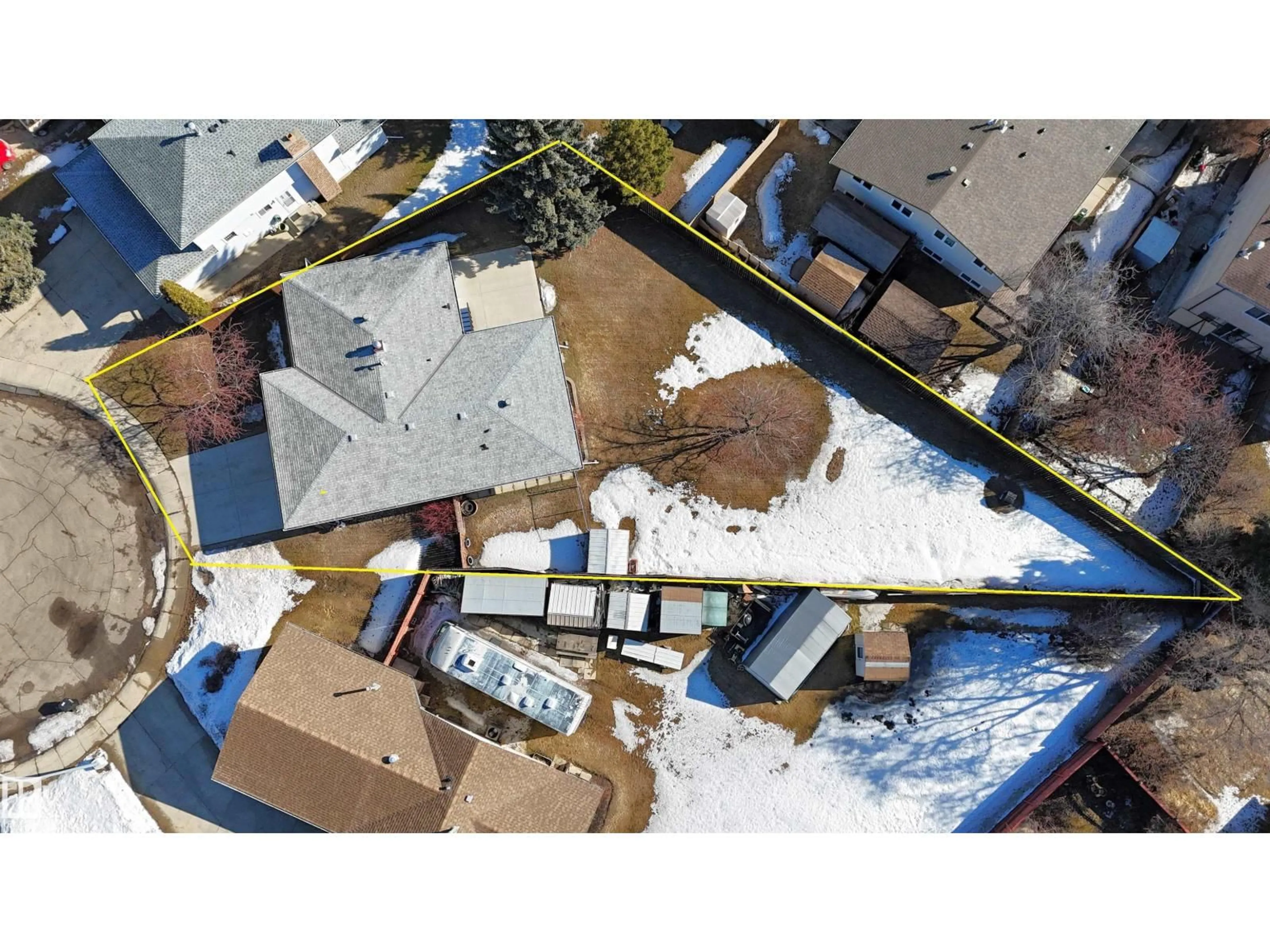 A pic from outside/outdoor area/front of a property/back of a property/a pic from drone, street for 18419 91 AV, Edmonton Alberta T5T1N8