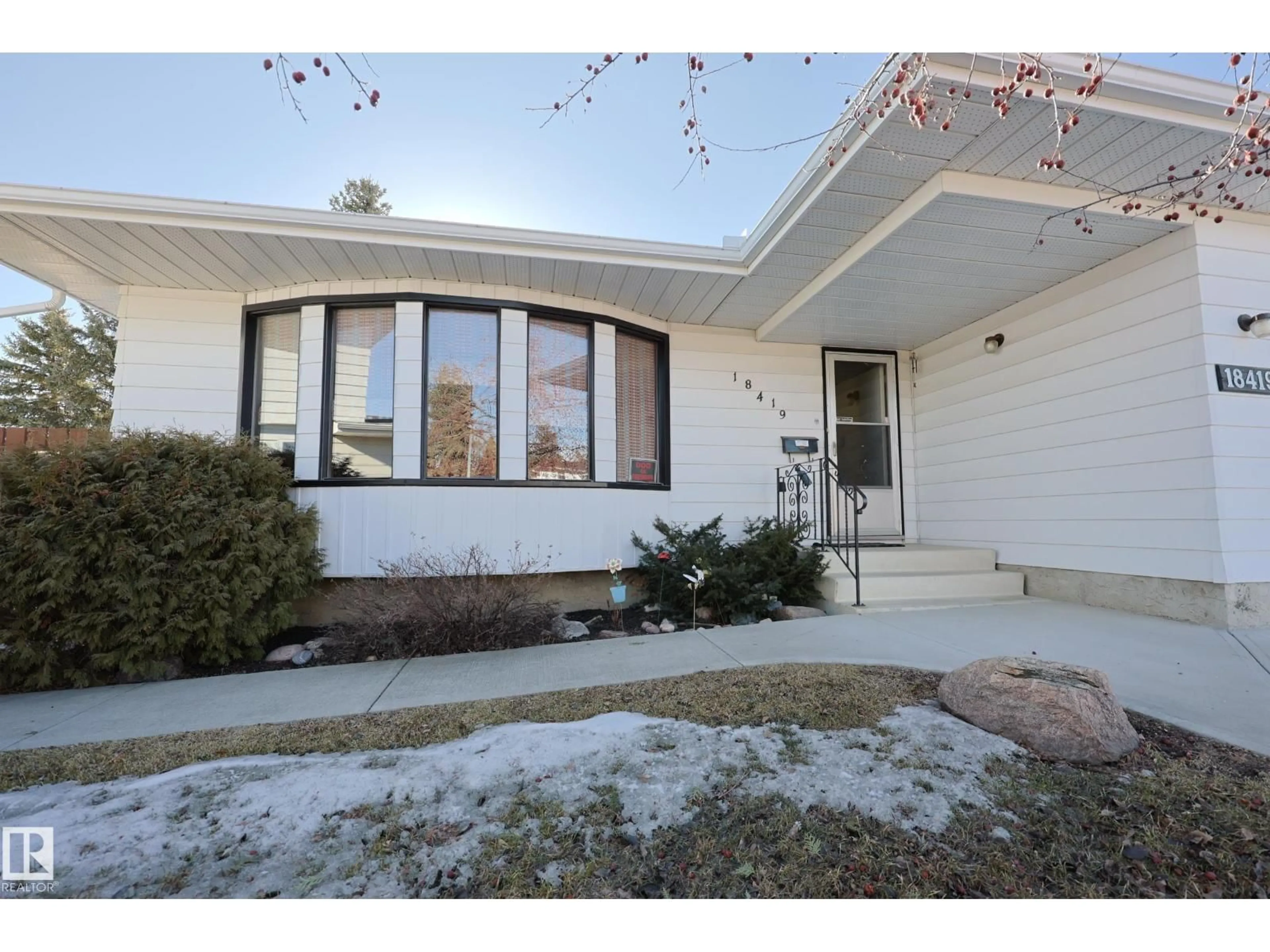 Home with vinyl exterior material, street for 18419 91 AV, Edmonton Alberta T5T1N8