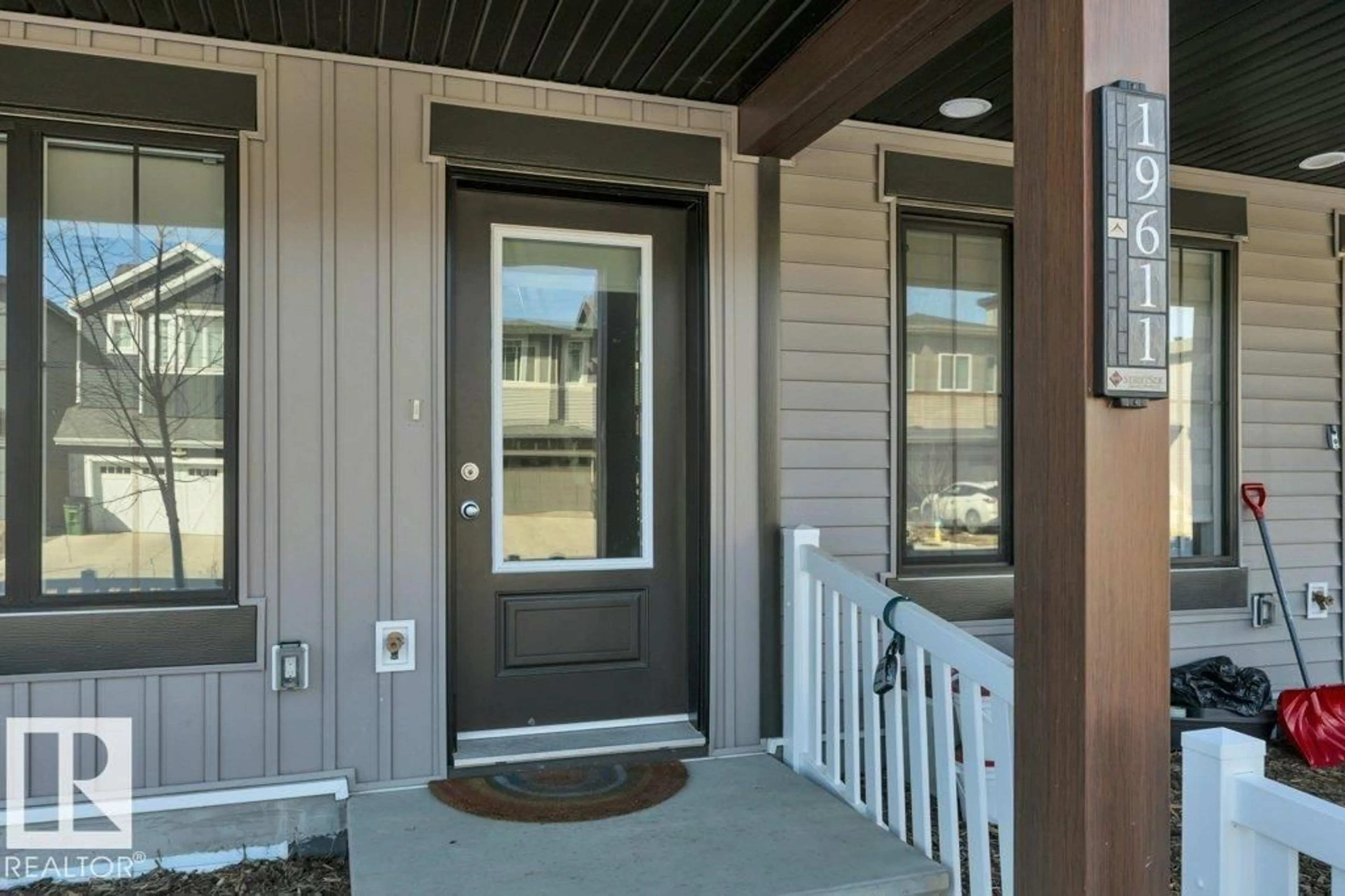Indoor entryway for 19611 28 AV, Edmonton Alberta T6M0X2