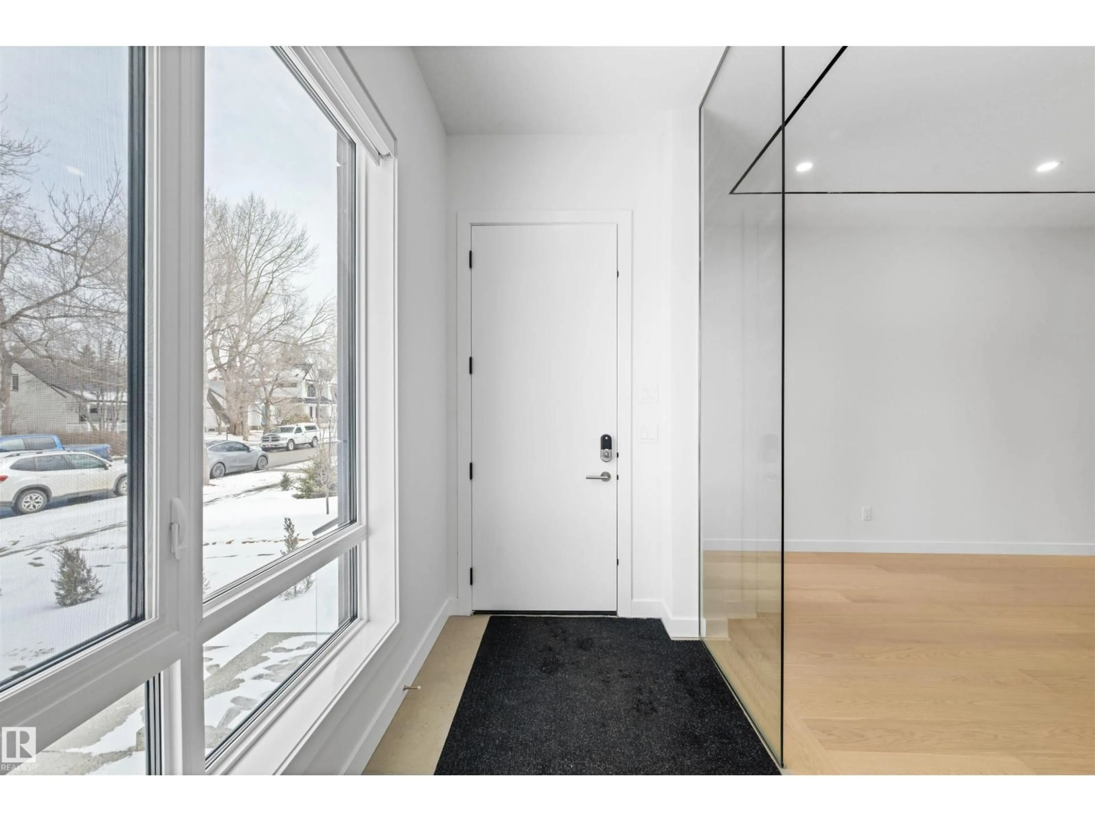 Indoor entryway for 14037 104 AV, Edmonton Alberta T5N0W7