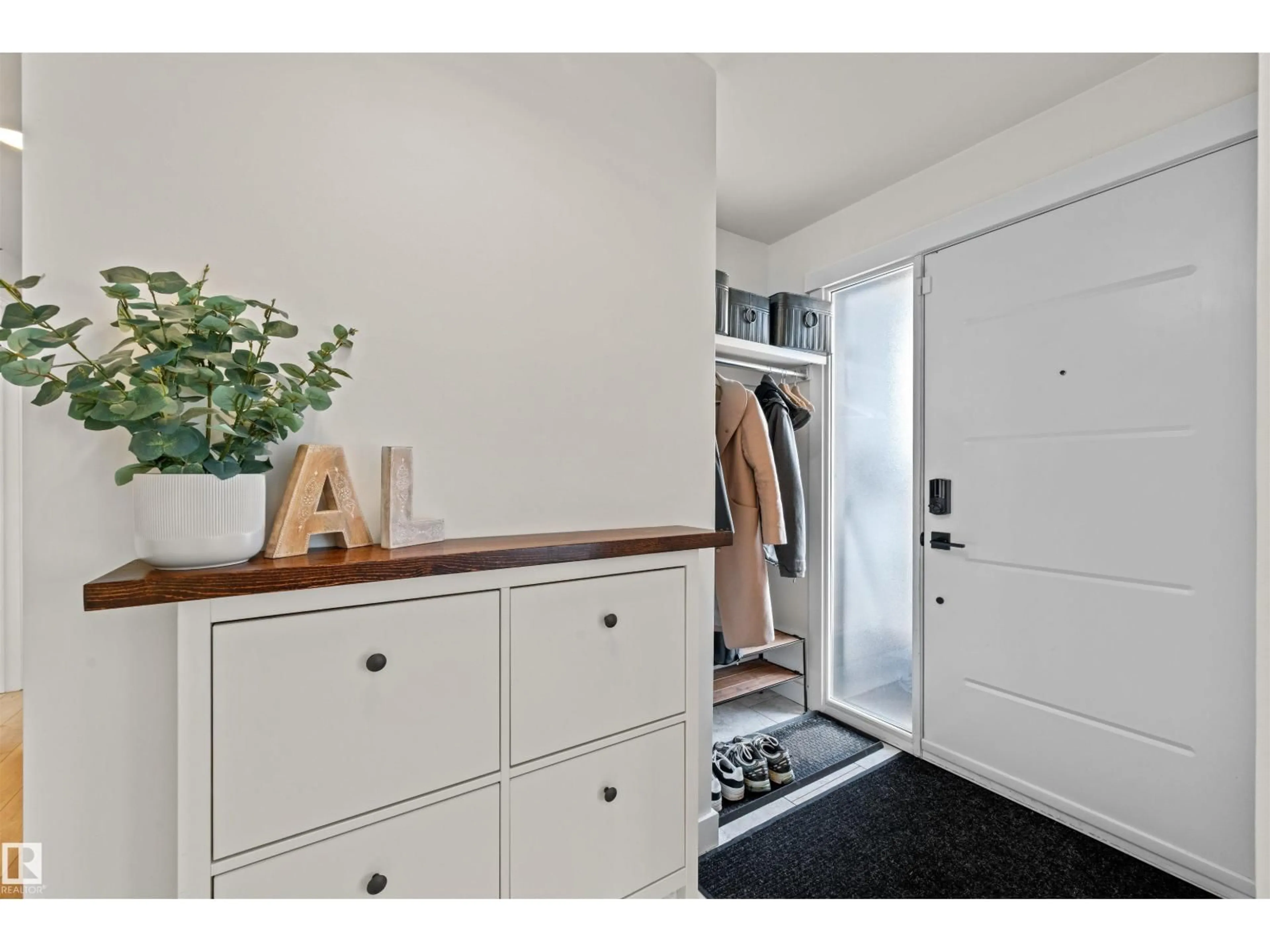 Indoor entryway for 10616 125 ST, Edmonton Alberta T5N1T6