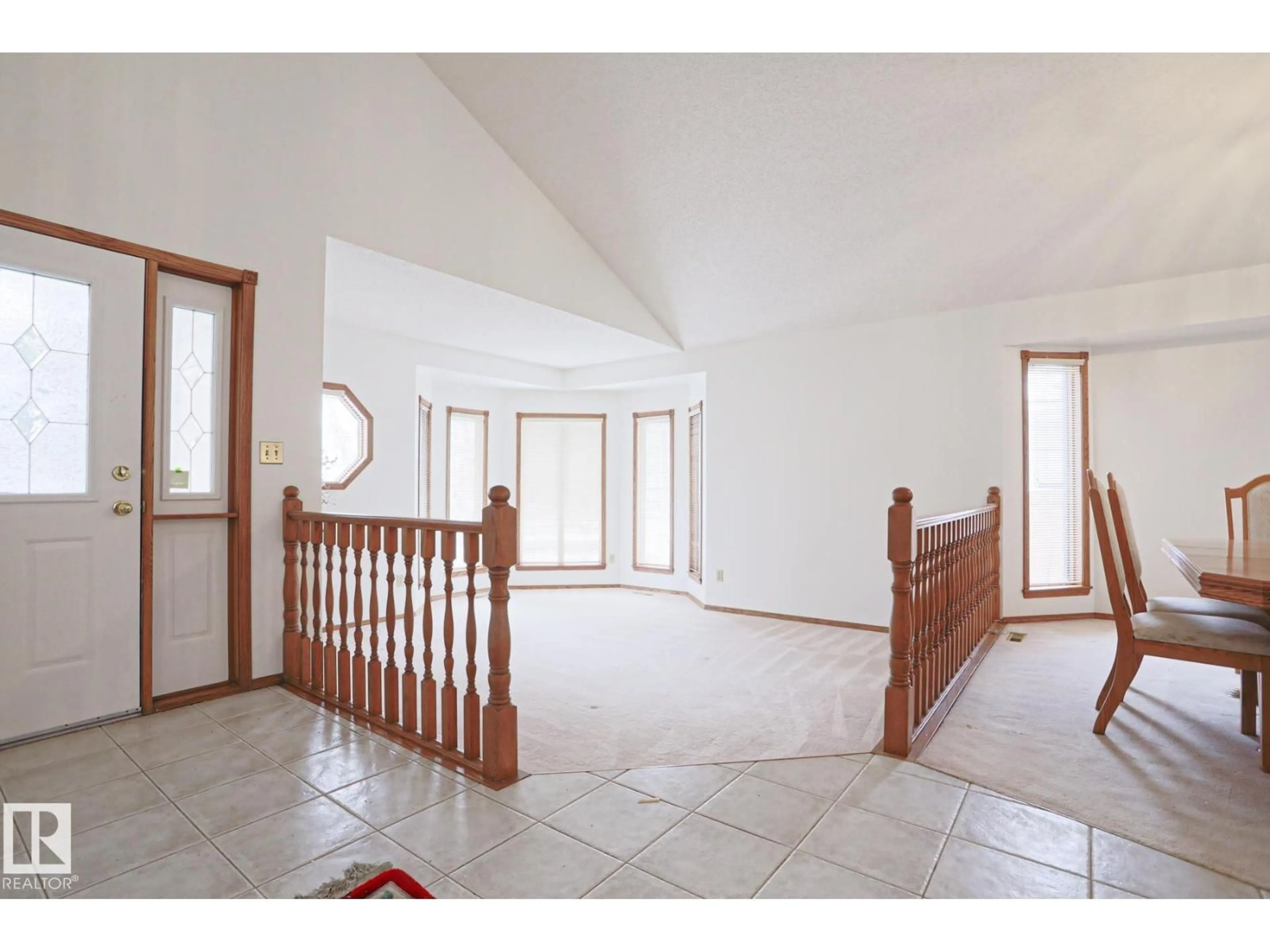 Indoor foyer for 507 BURTON CL, Edmonton Alberta T6R2B2