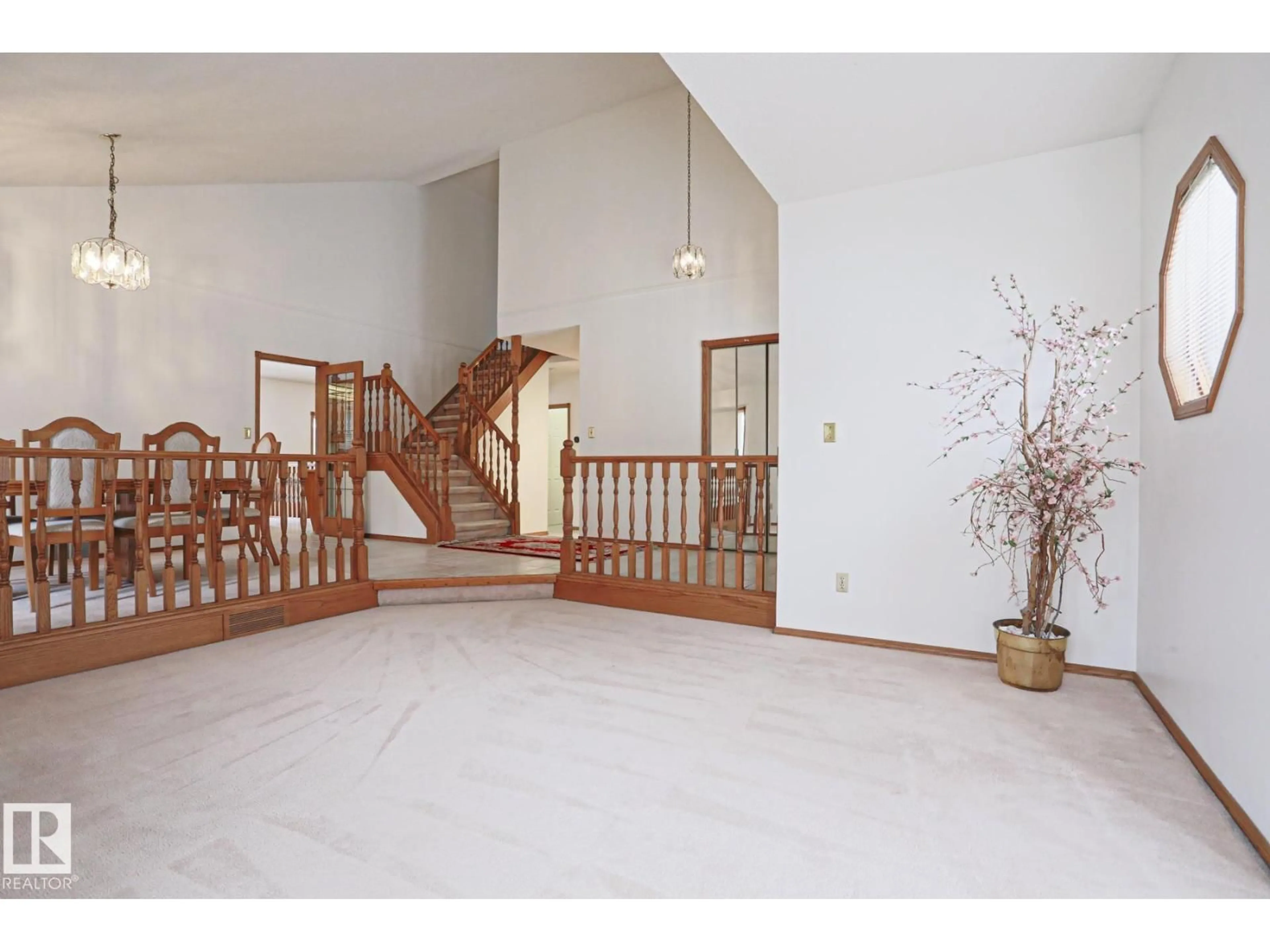 Indoor foyer for 507 BURTON CL, Edmonton Alberta T6R2B2