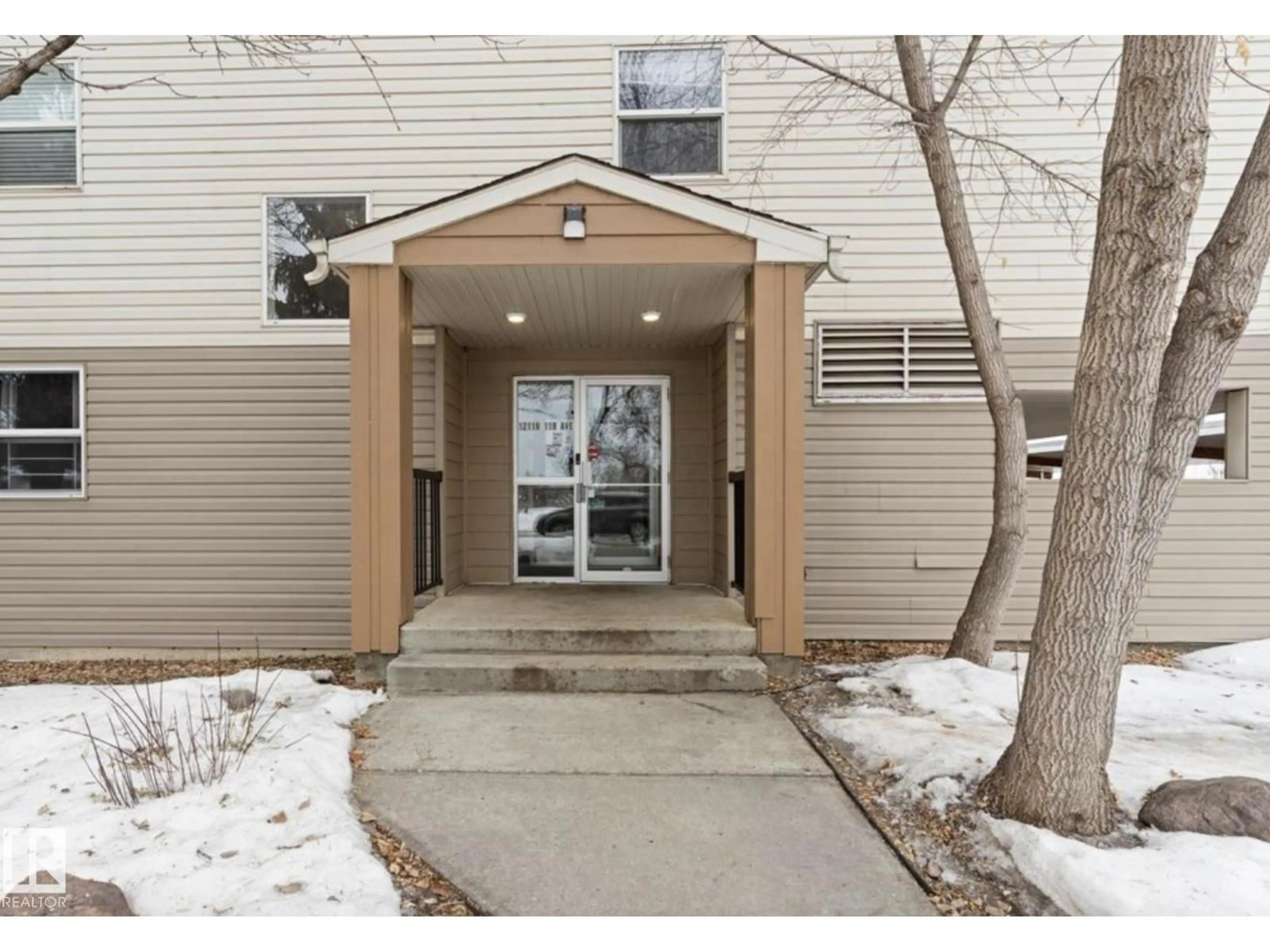 Indoor entryway for #103 - 12110 119 AVE NW, Edmonton Alberta T5L5G9