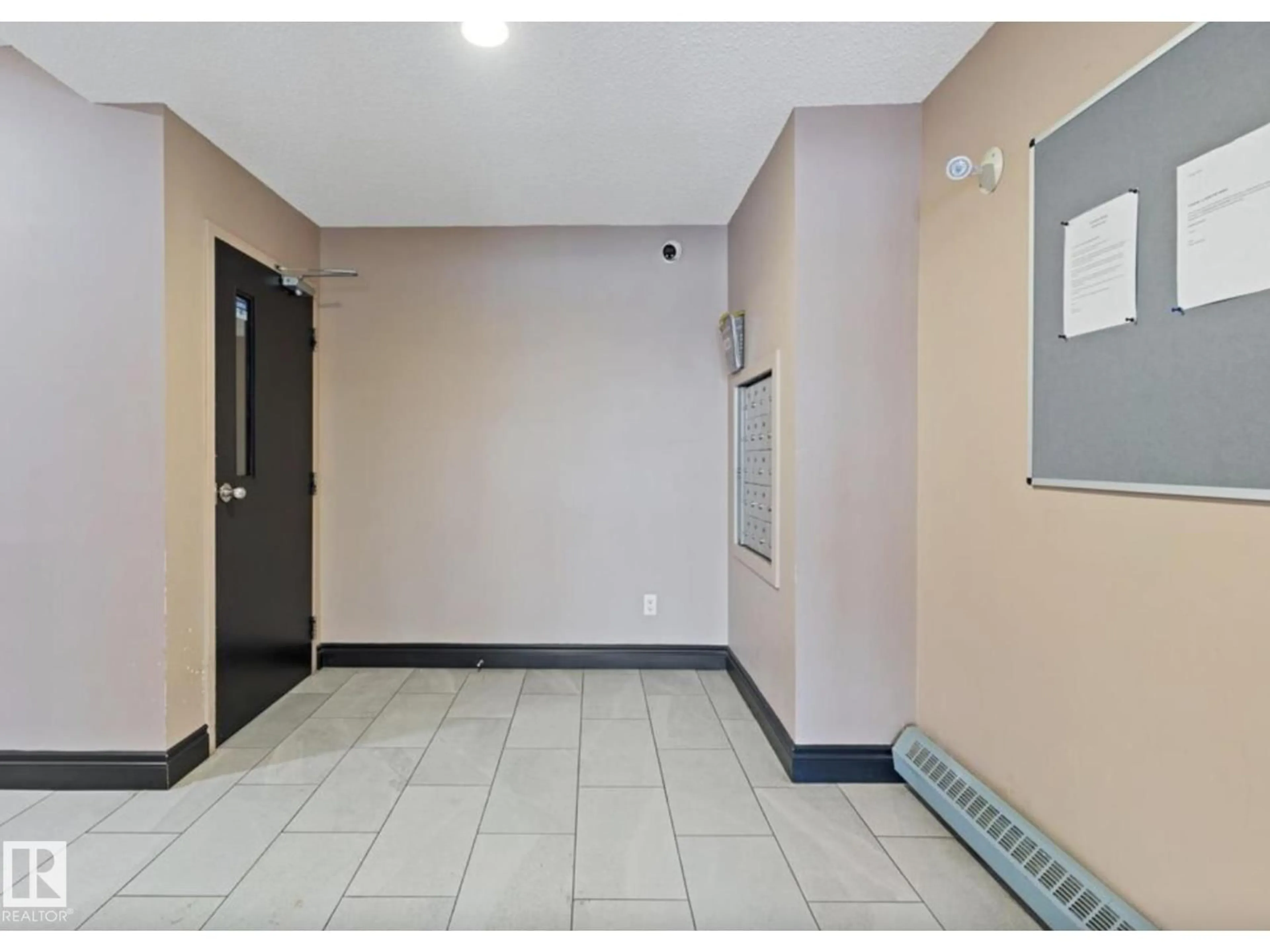 Indoor foyer for #103 - 12110 119 AVE NW, Edmonton Alberta T5L5G9