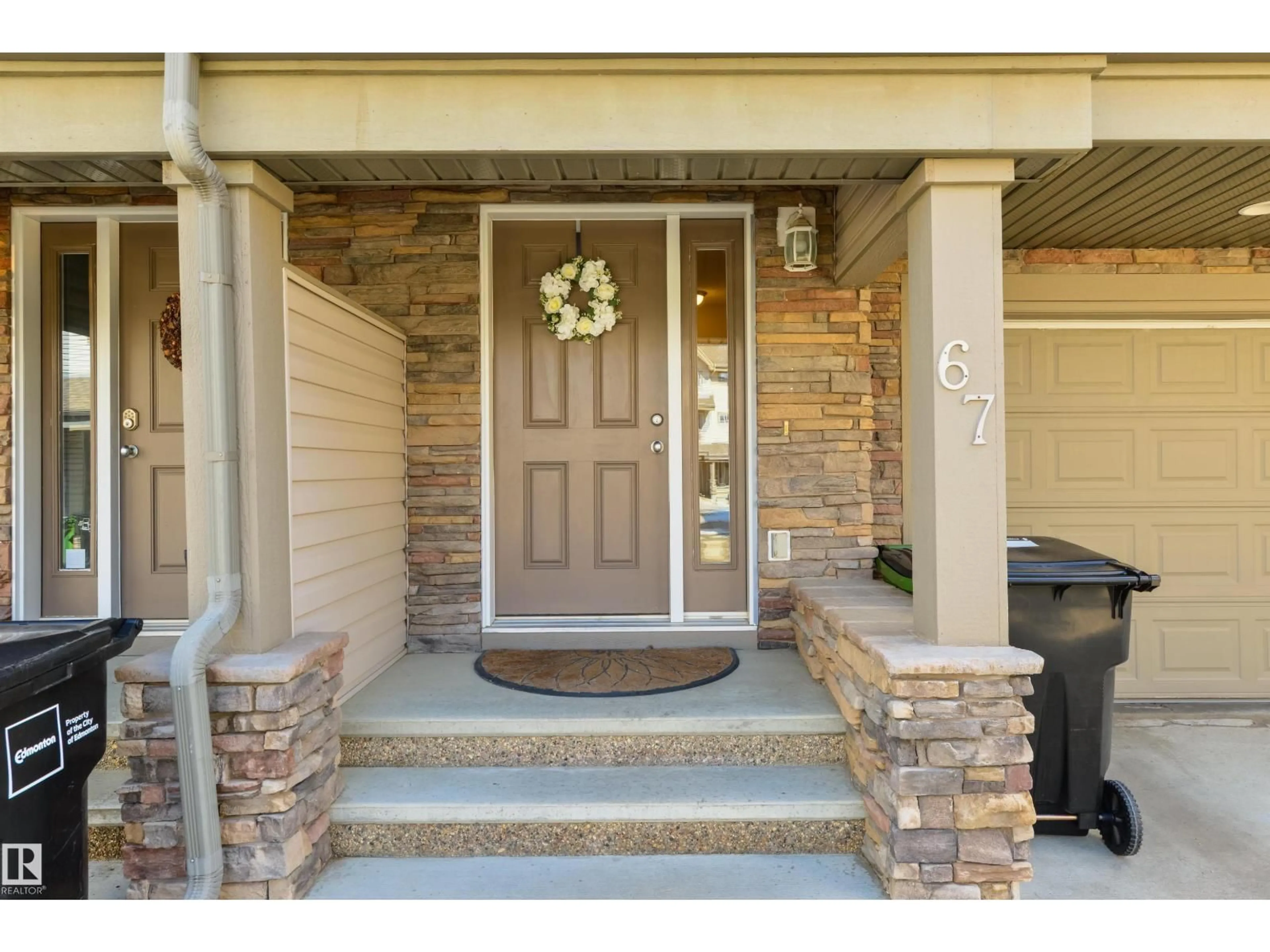 Indoor entryway for #67 - 12050 17 AV, Edmonton Alberta T6W1X4