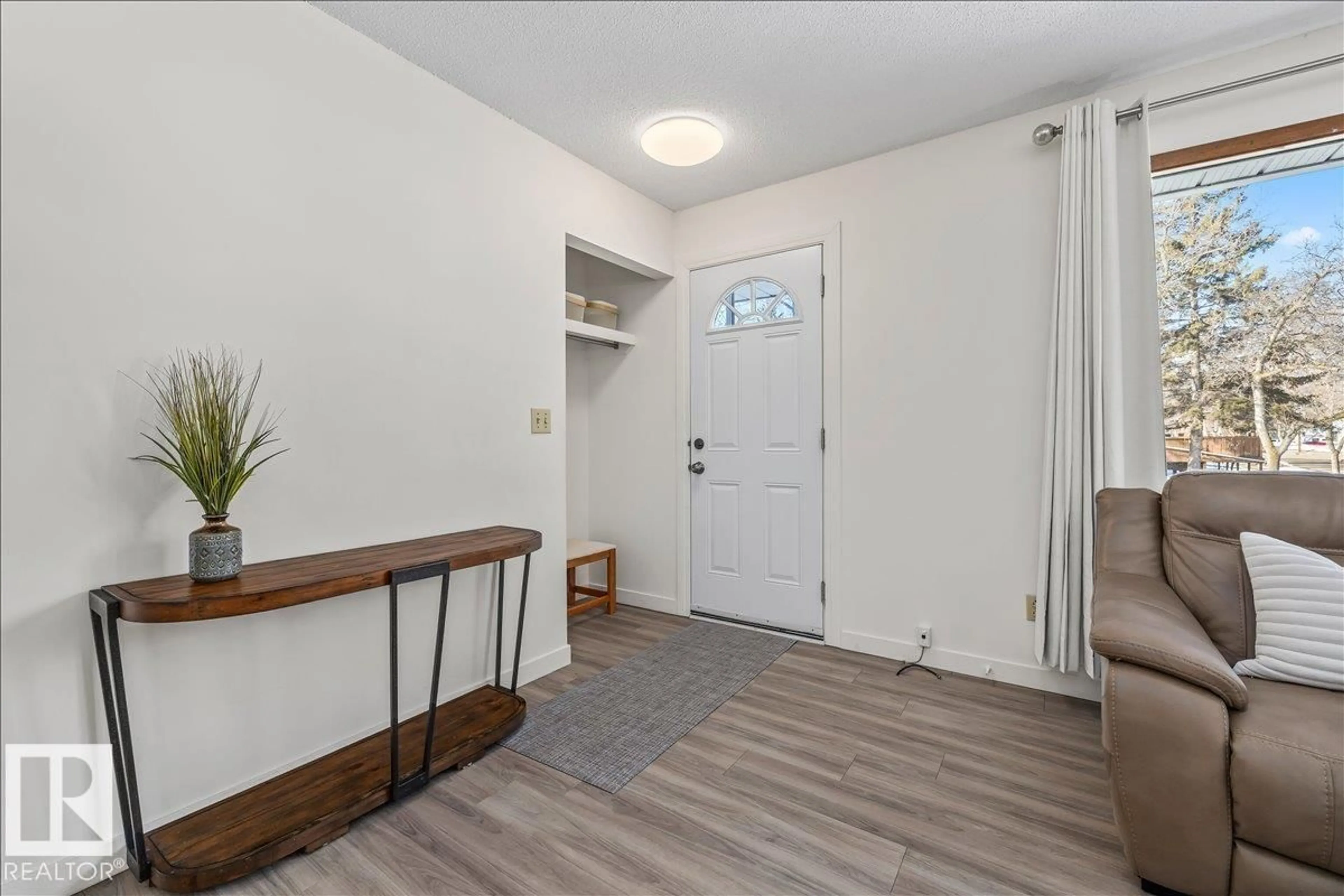 Indoor entryway for 10013 - 106 ST, Fort Saskatchewan Alberta T8L2G9