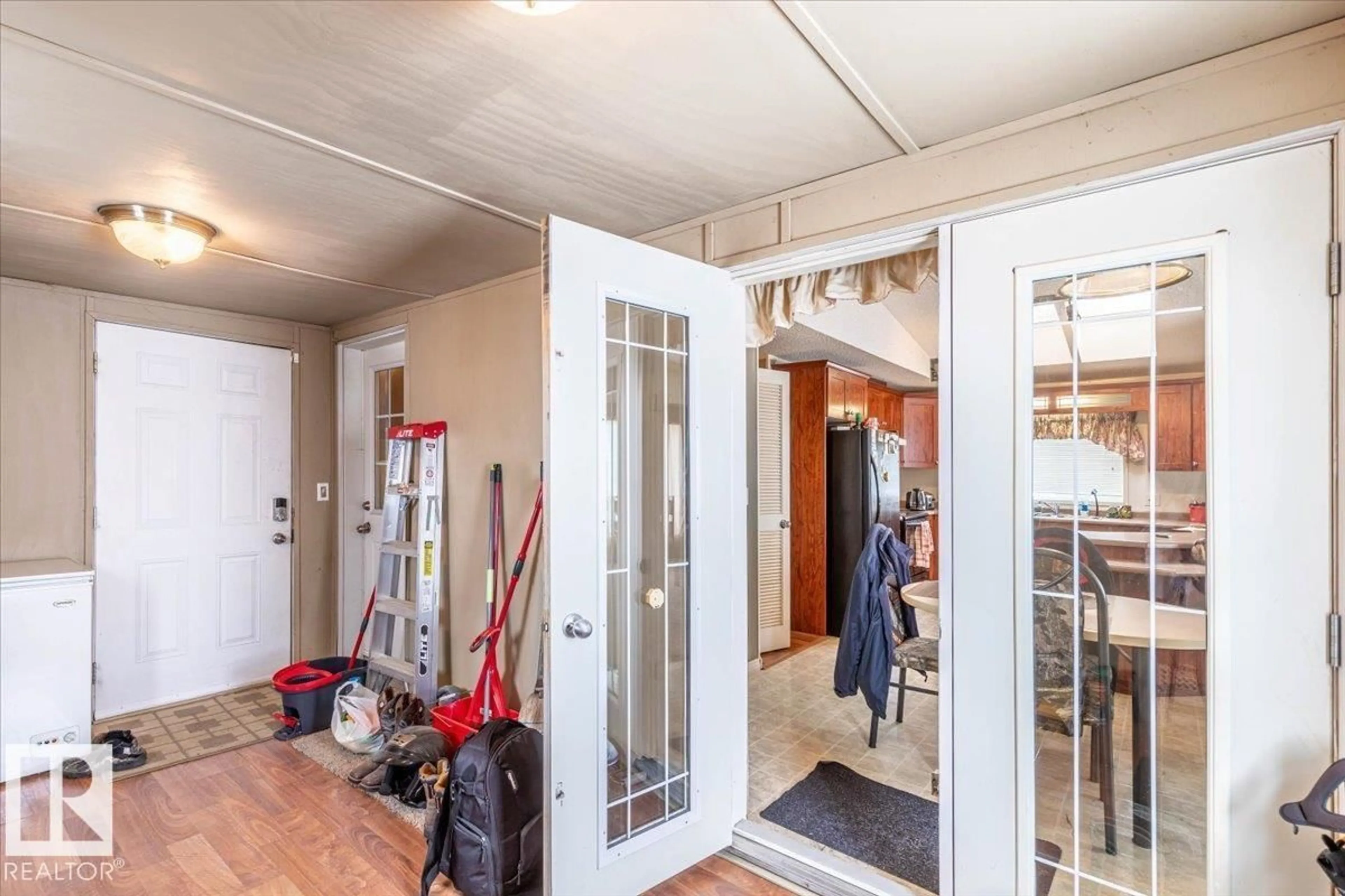 Indoor entryway for 6 WOODCROFT PL, Warburg Alberta T0C2T0