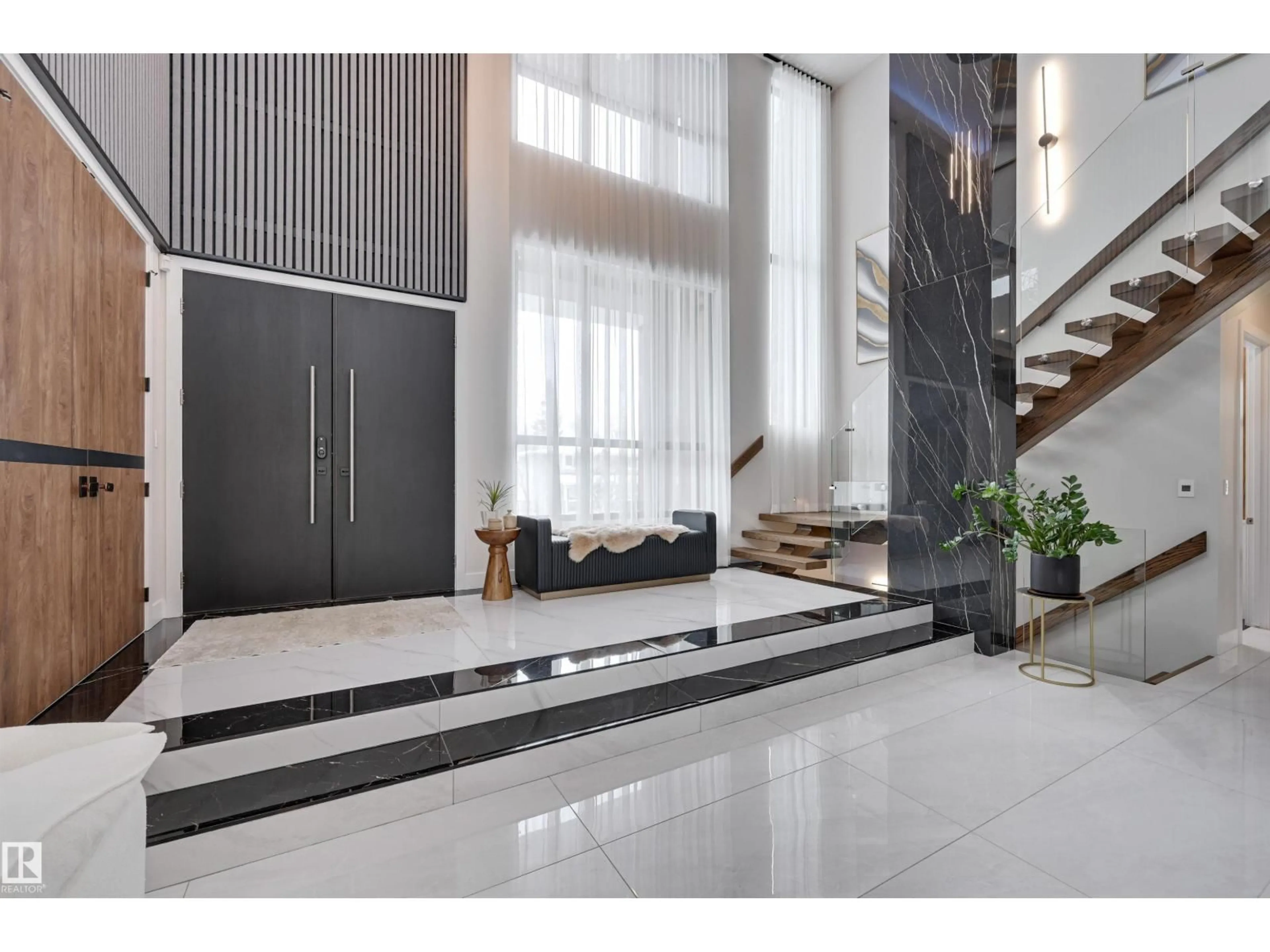 Indoor foyer for 8908 140 ST, Edmonton Alberta T5R0J3