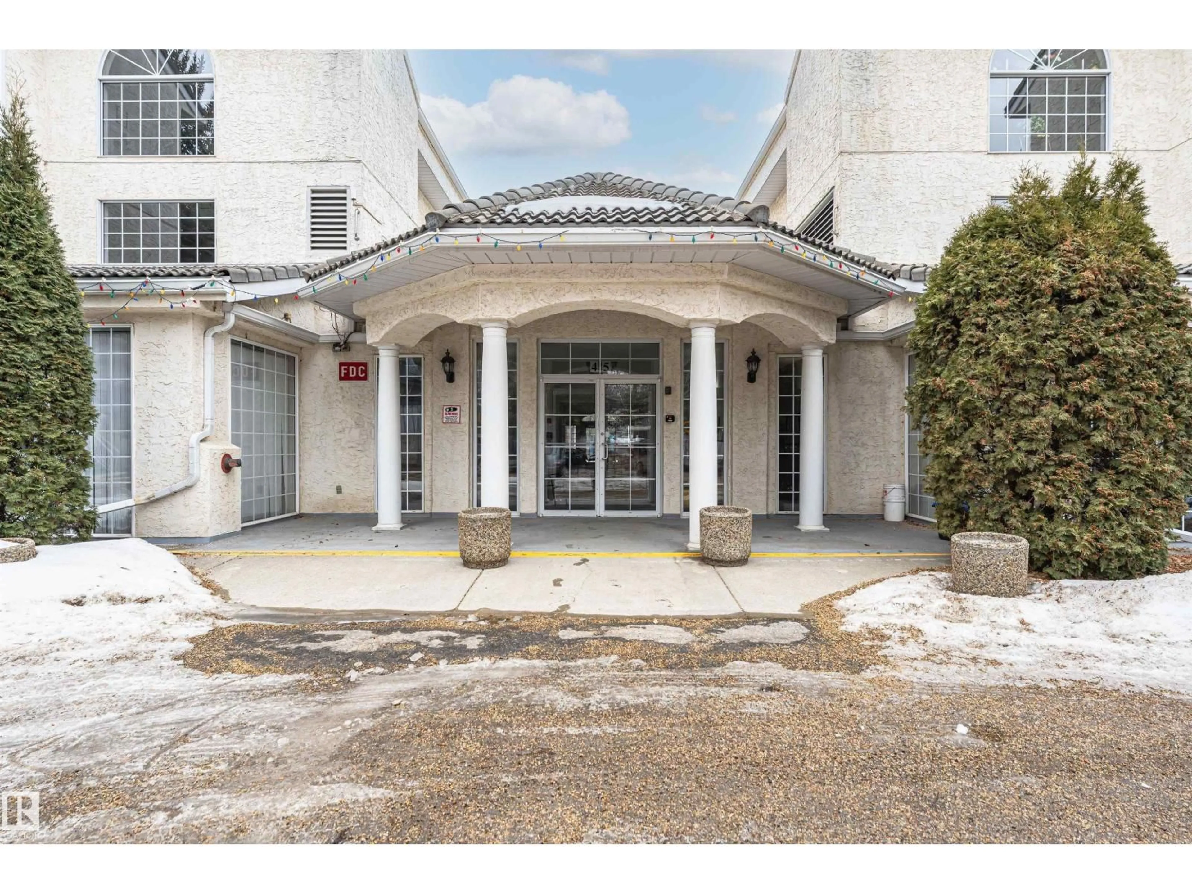 Indoor foyer for 101 - 101 GERVAIS RD, St. Albert Alberta T8N6H7