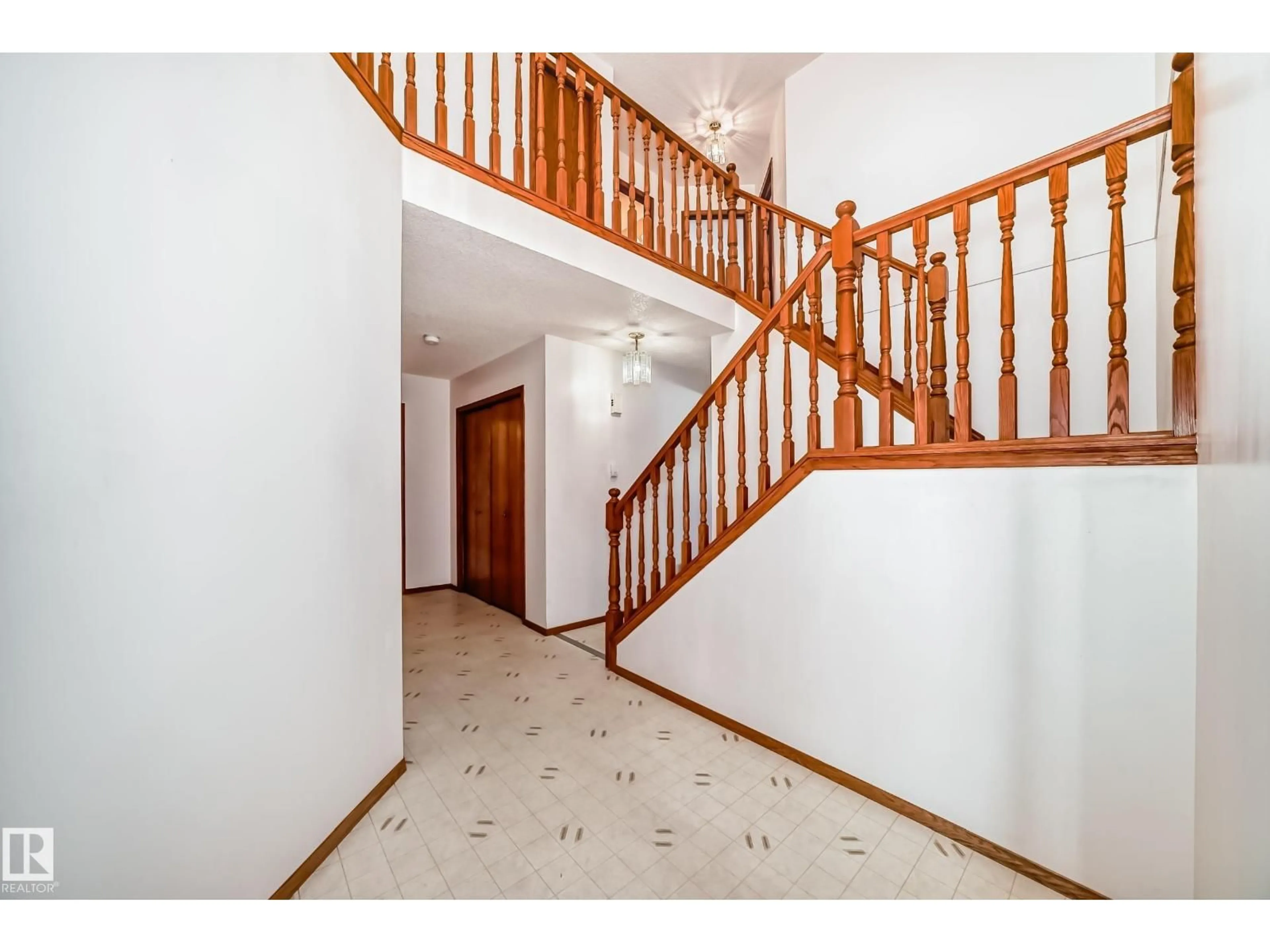 Indoor foyer for 5224 190 ST, Edmonton Alberta T6M2L2