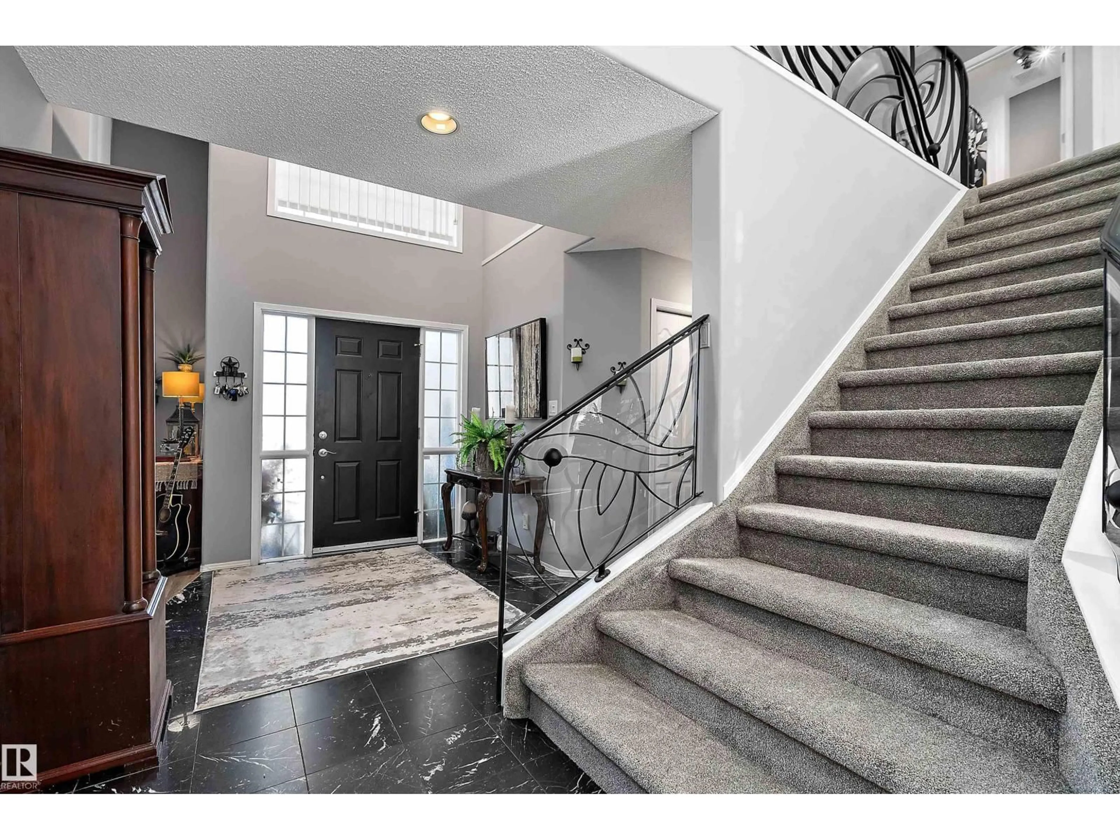 Indoor foyer for 528 CARSE LN, Edmonton Alberta T6R2L7