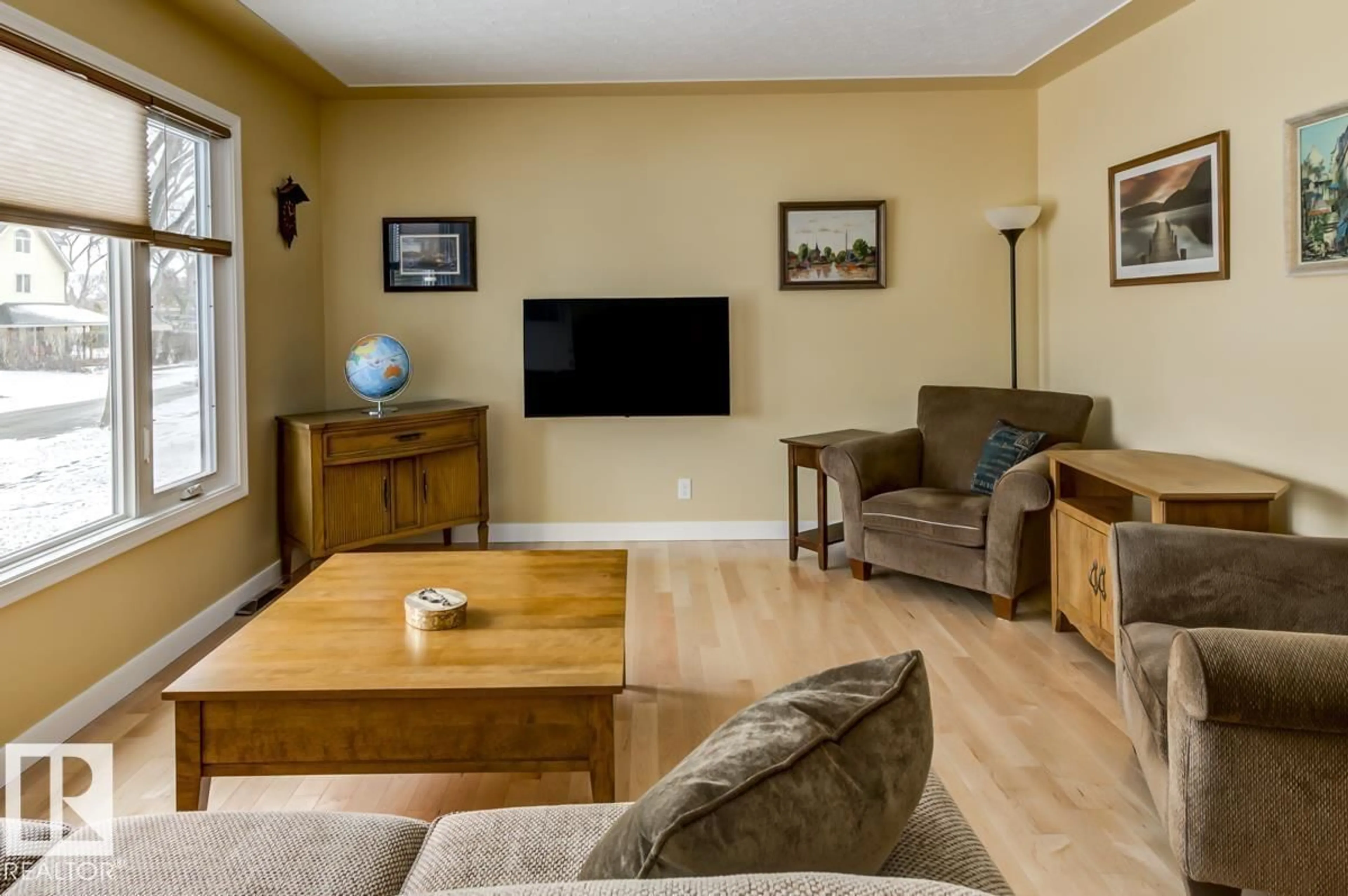 Living room with furniture, wood/laminate floor for 9819 67 AV, Edmonton Alberta T6E0P3