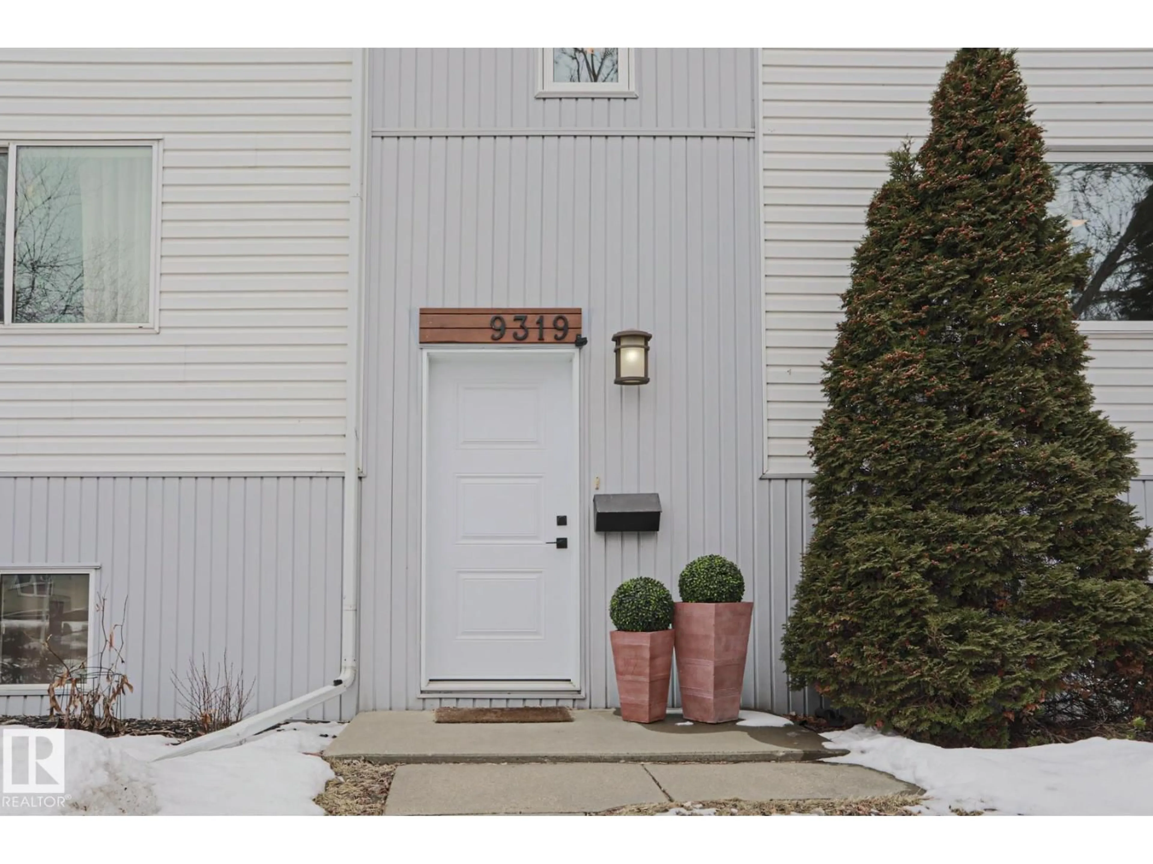 Indoor entryway for 9319 92 ST, Edmonton Alberta T6C3R7