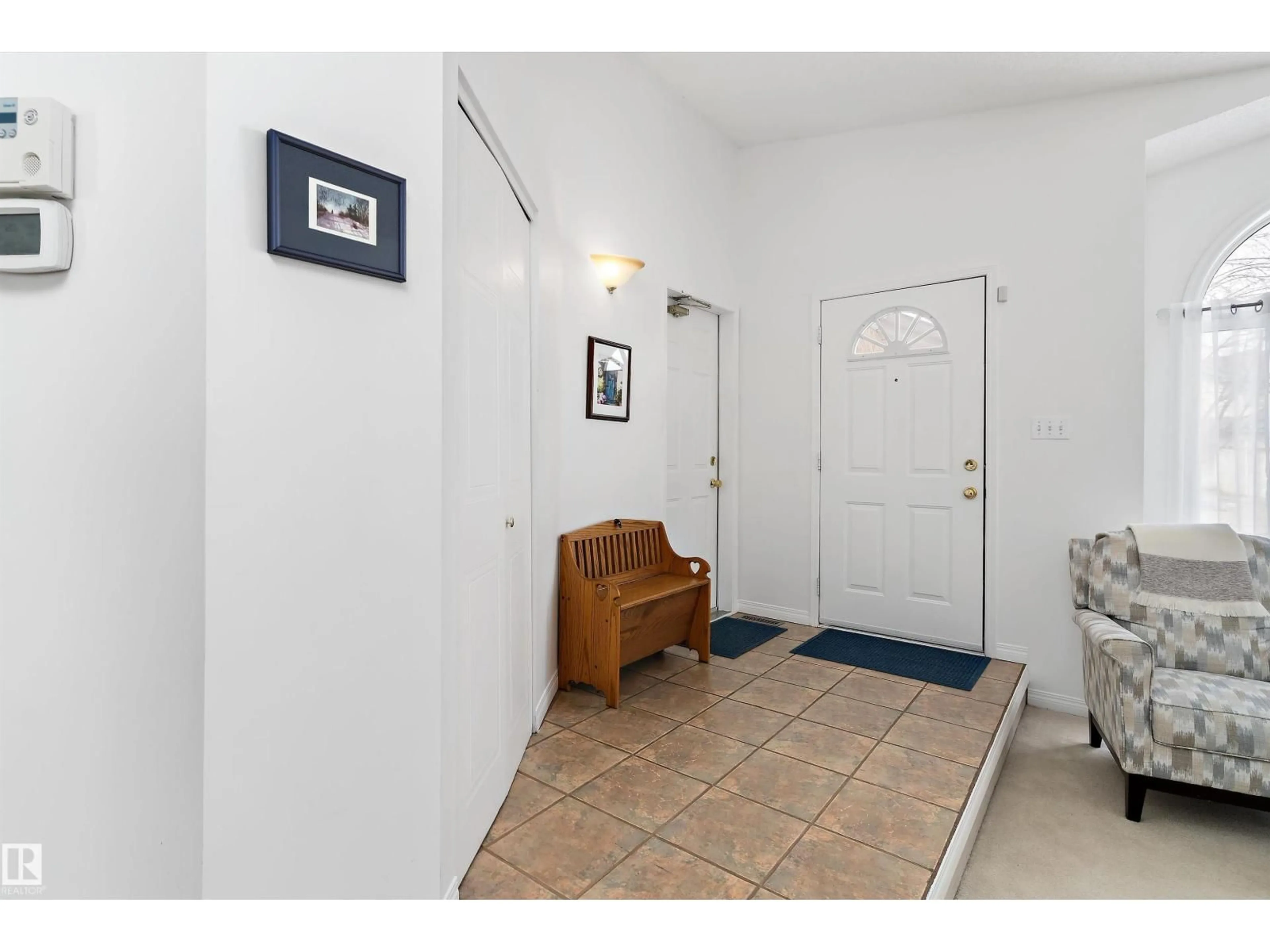 Indoor entryway for 322 PEARSON CR, Edmonton Alberta T5T5Y6