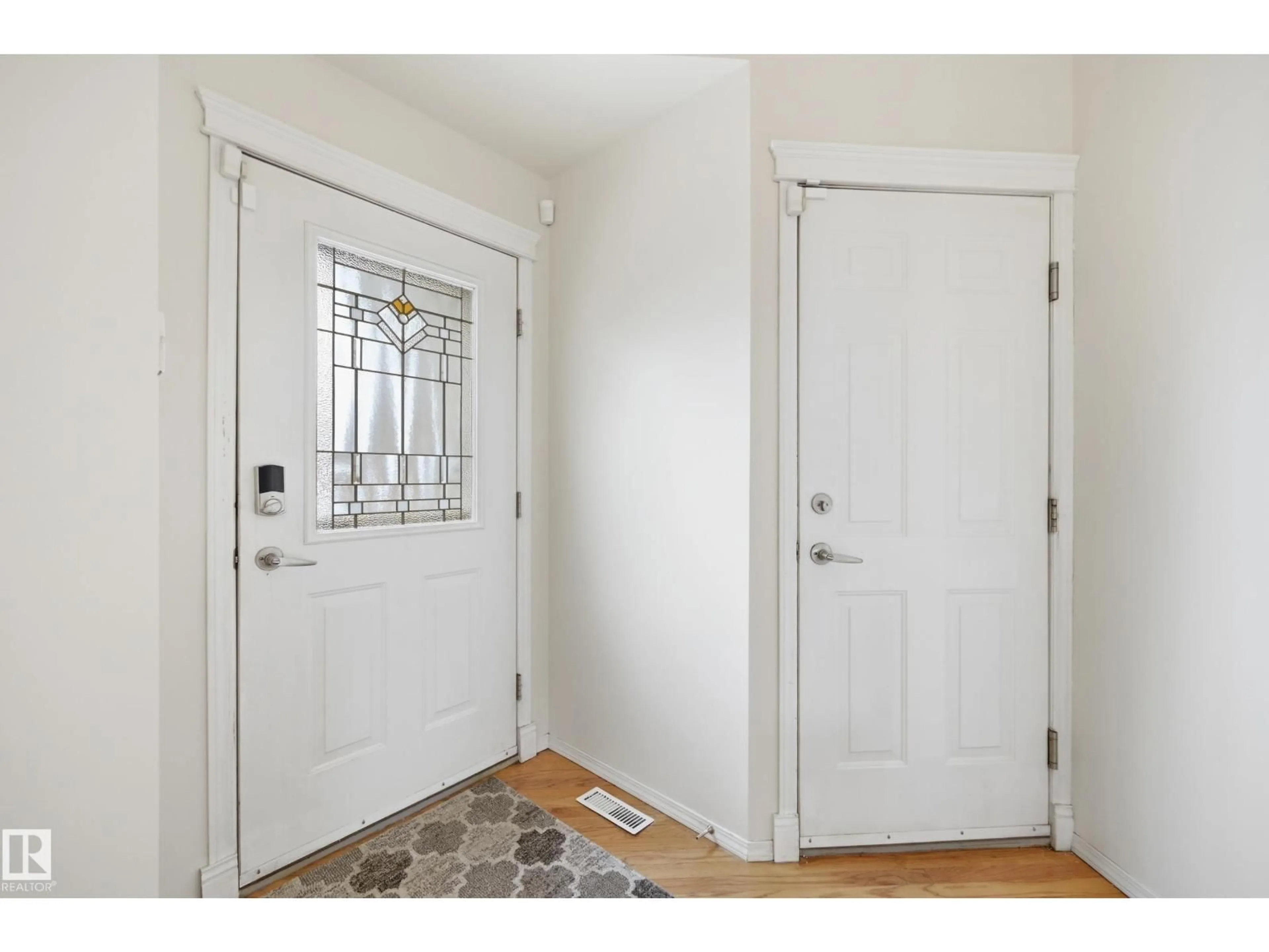 Indoor entryway for 18 DAULTON CR, St. Albert Alberta T8N6H1
