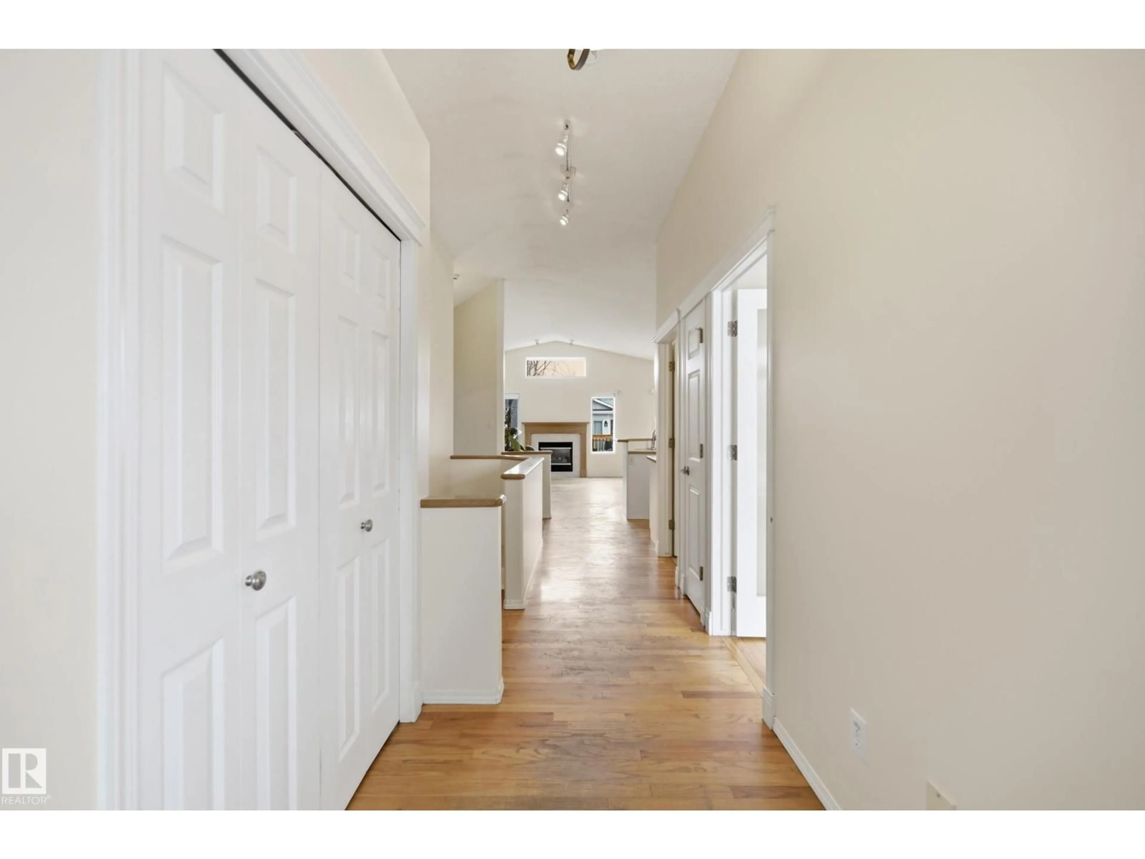 Indoor entryway for 18 DAULTON CR, St. Albert Alberta T8N6H1