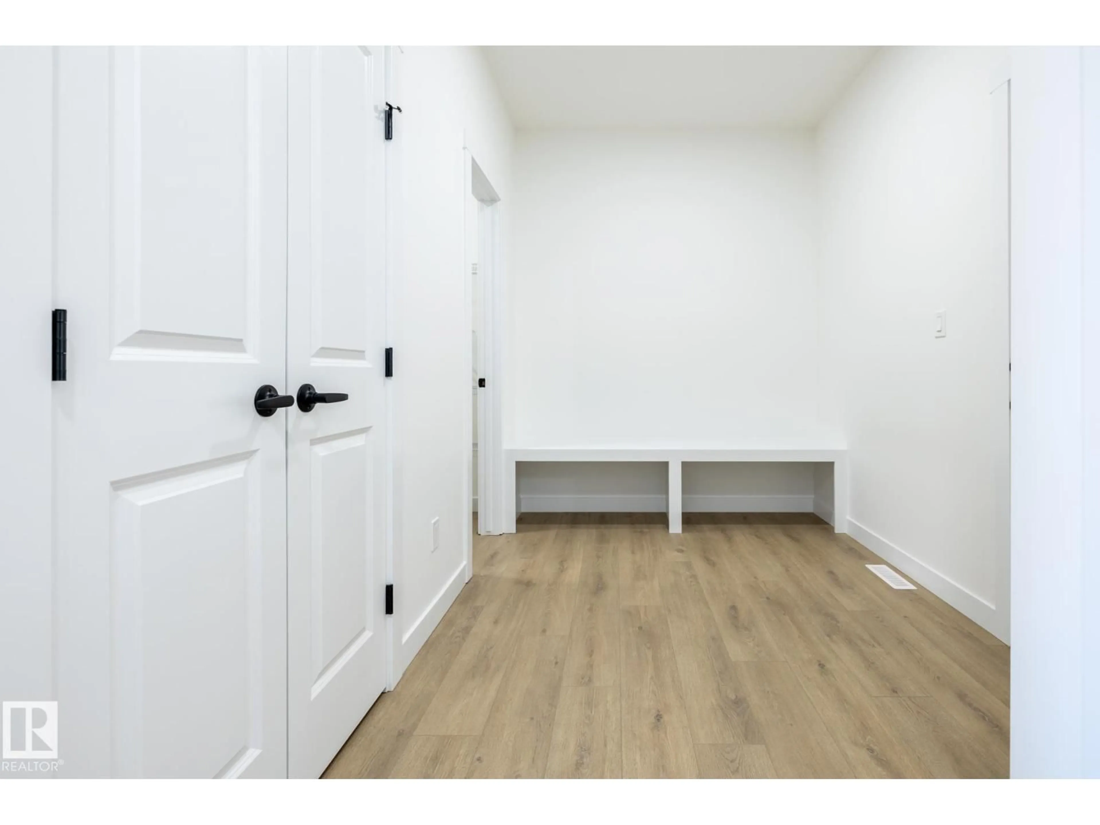 Indoor entryway for 5219 SCHONSEE DR, Edmonton Alberta T5Z0H4