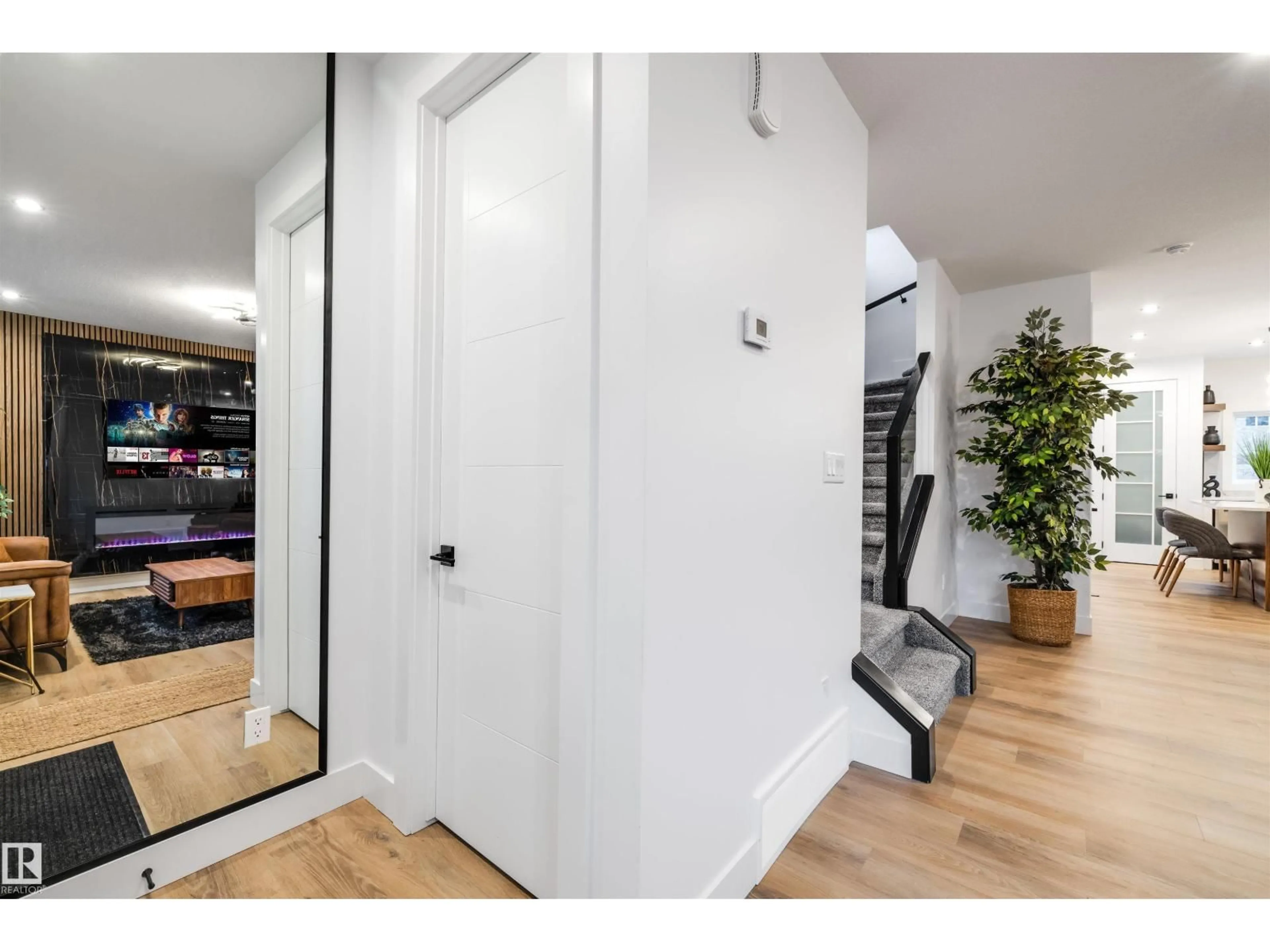 Indoor entryway for 10973 74 AV, Edmonton Alberta T6G0E5