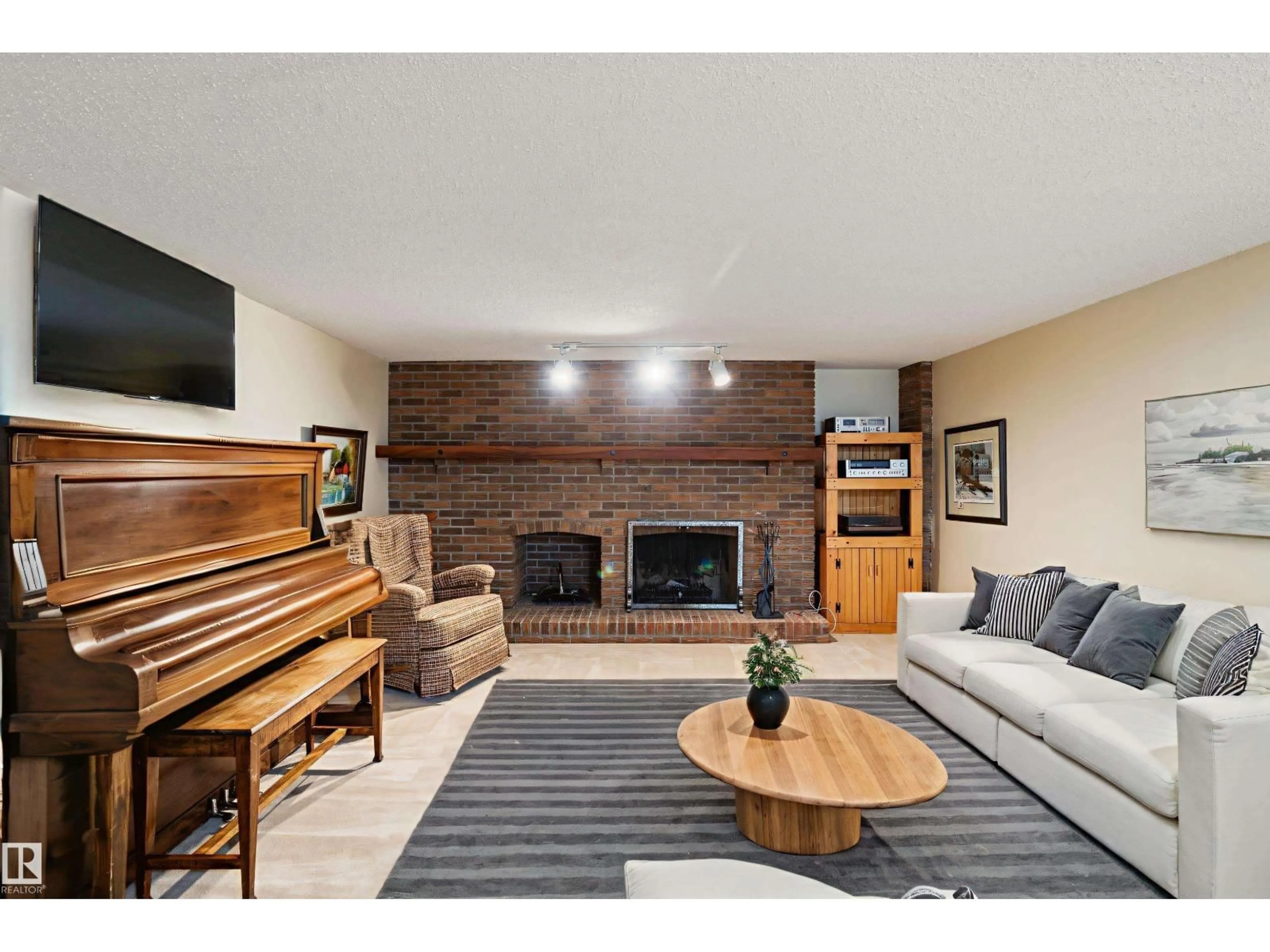 Living room with furniture, unknown for 258 GREENOCH CR, Edmonton Alberta T6L1B4