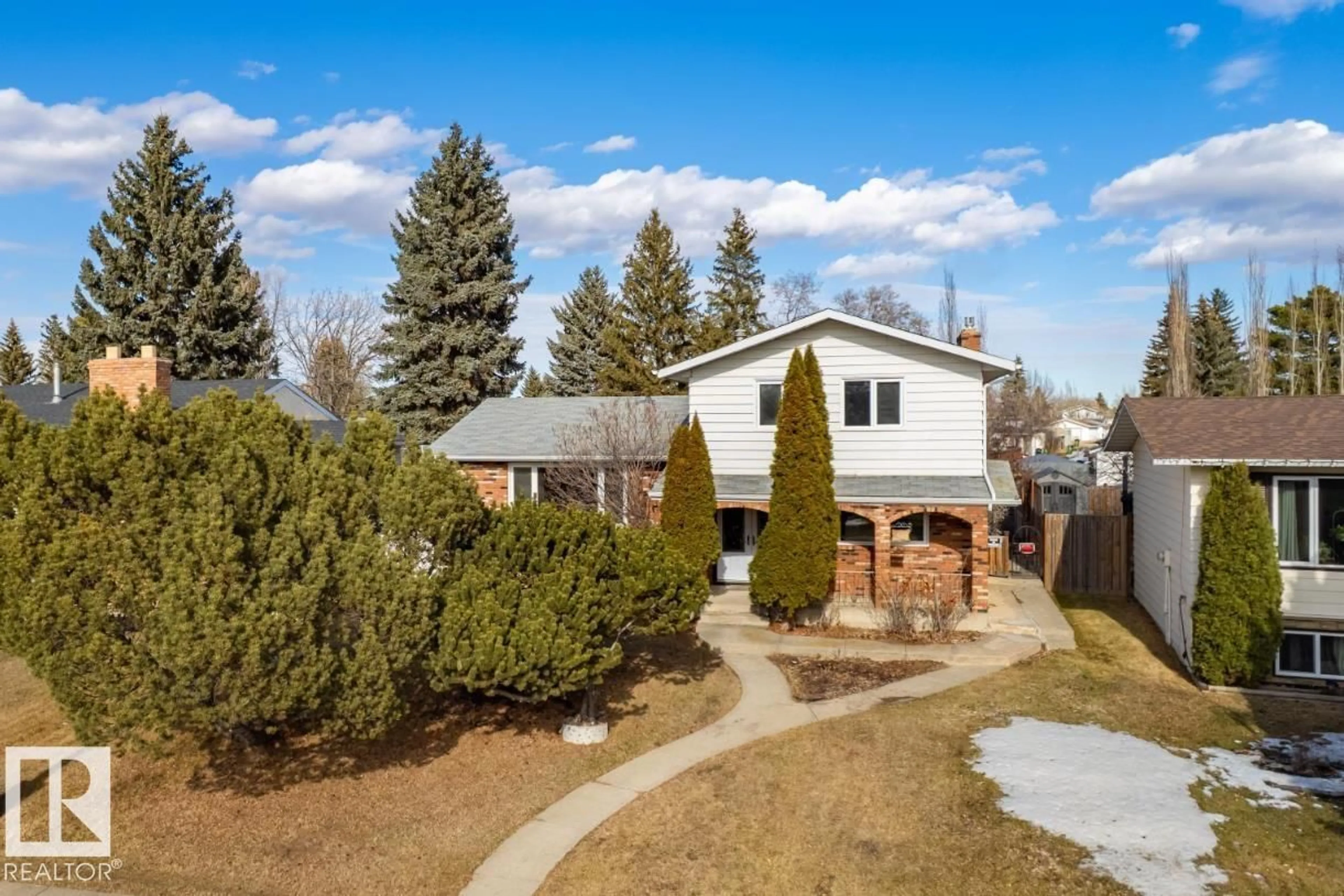 A pic from outside/outdoor area/front of a property/back of a property/a pic from drone, street for NW - 1412 KNOTTWOOD RD E, Edmonton Alberta T6K2J9
