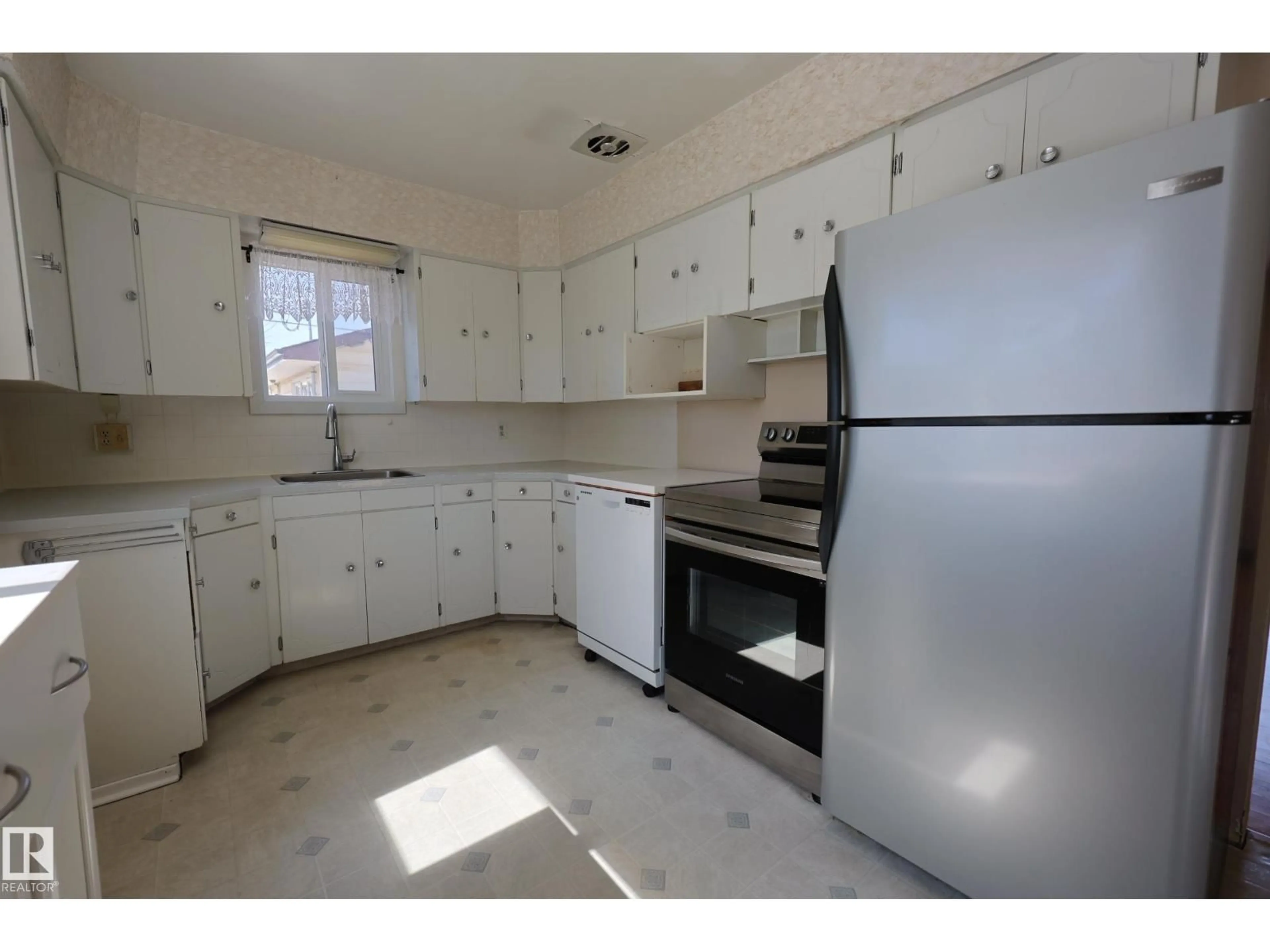 Standard kitchen, unknown for 15725 95 AV, Edmonton Alberta T5P0A6