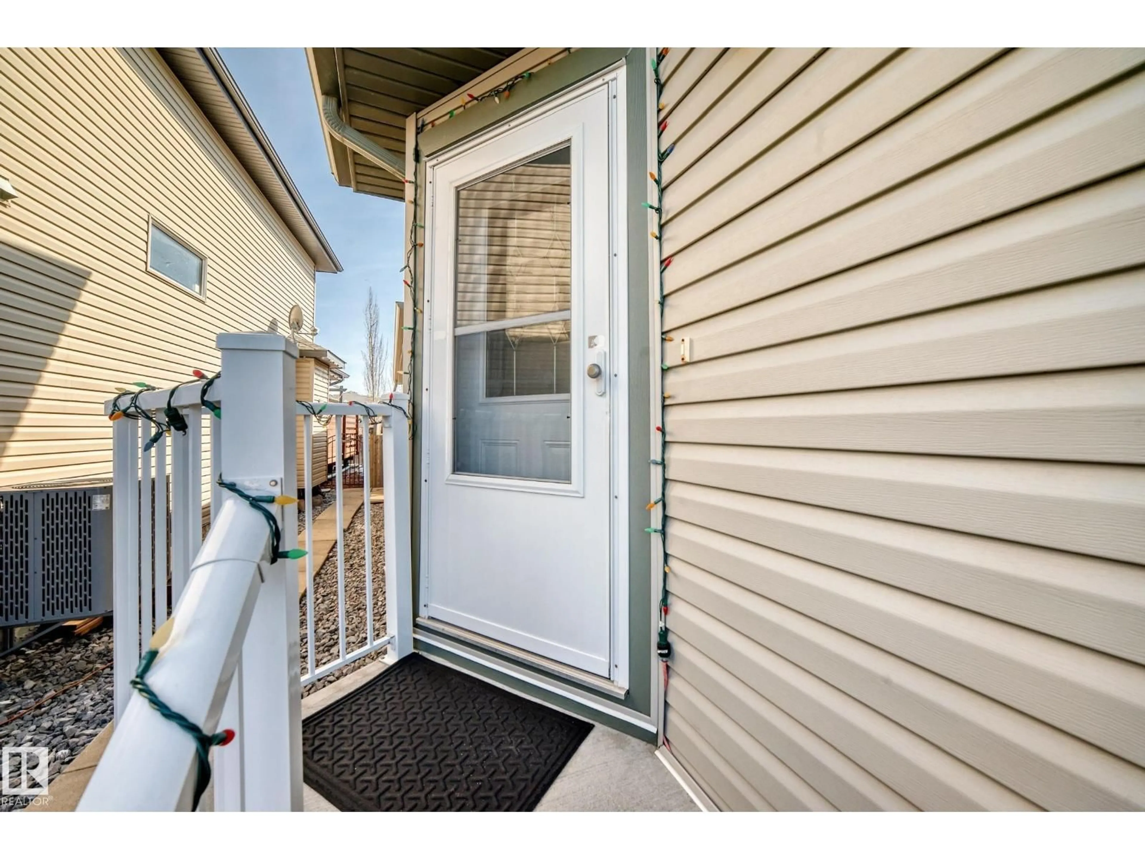 Indoor entryway for 16737 60ST NW, Edmonton Alberta T5Y0W5