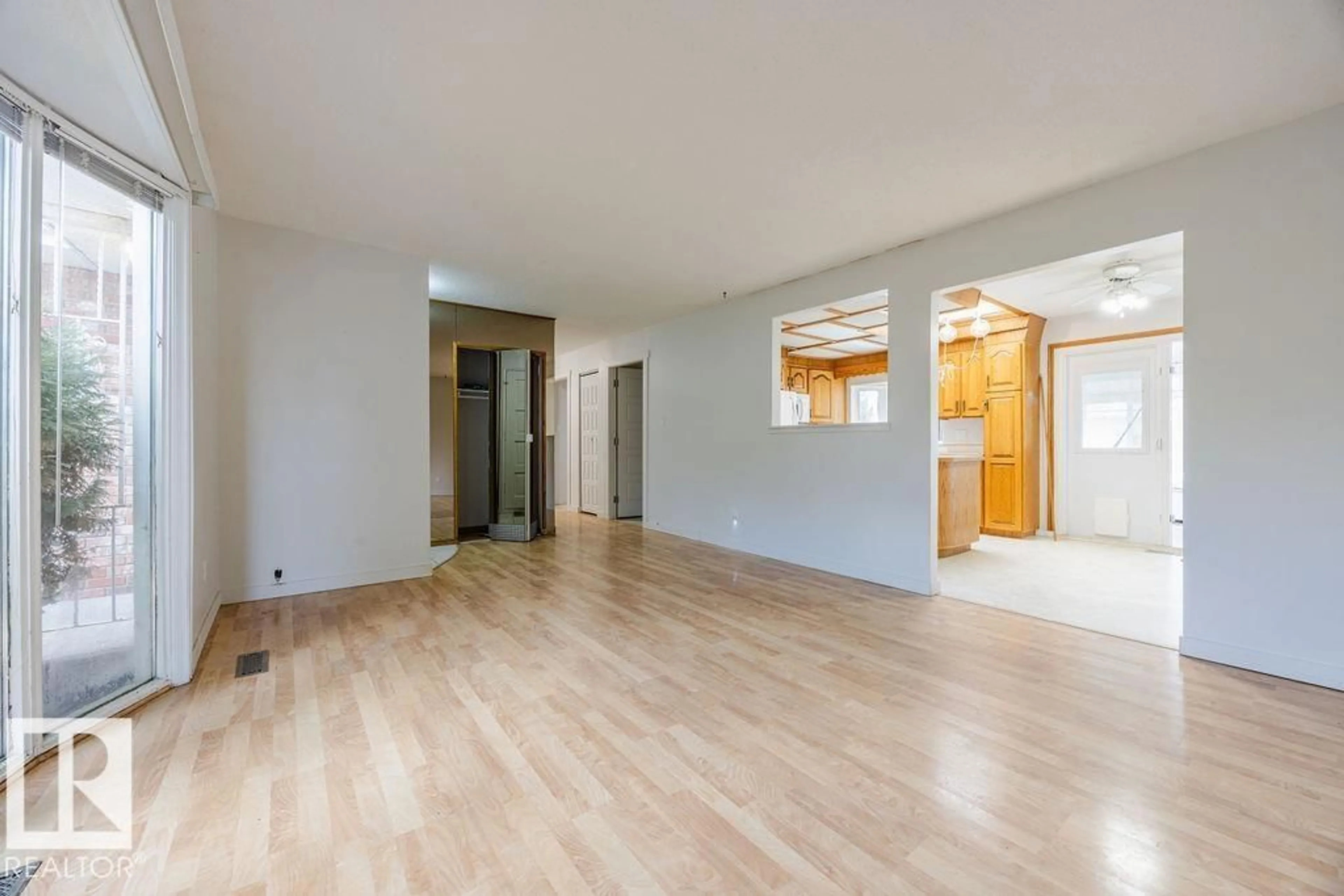 Indoor foyer for 4324 70 ST, Edmonton Alberta T6K0V1