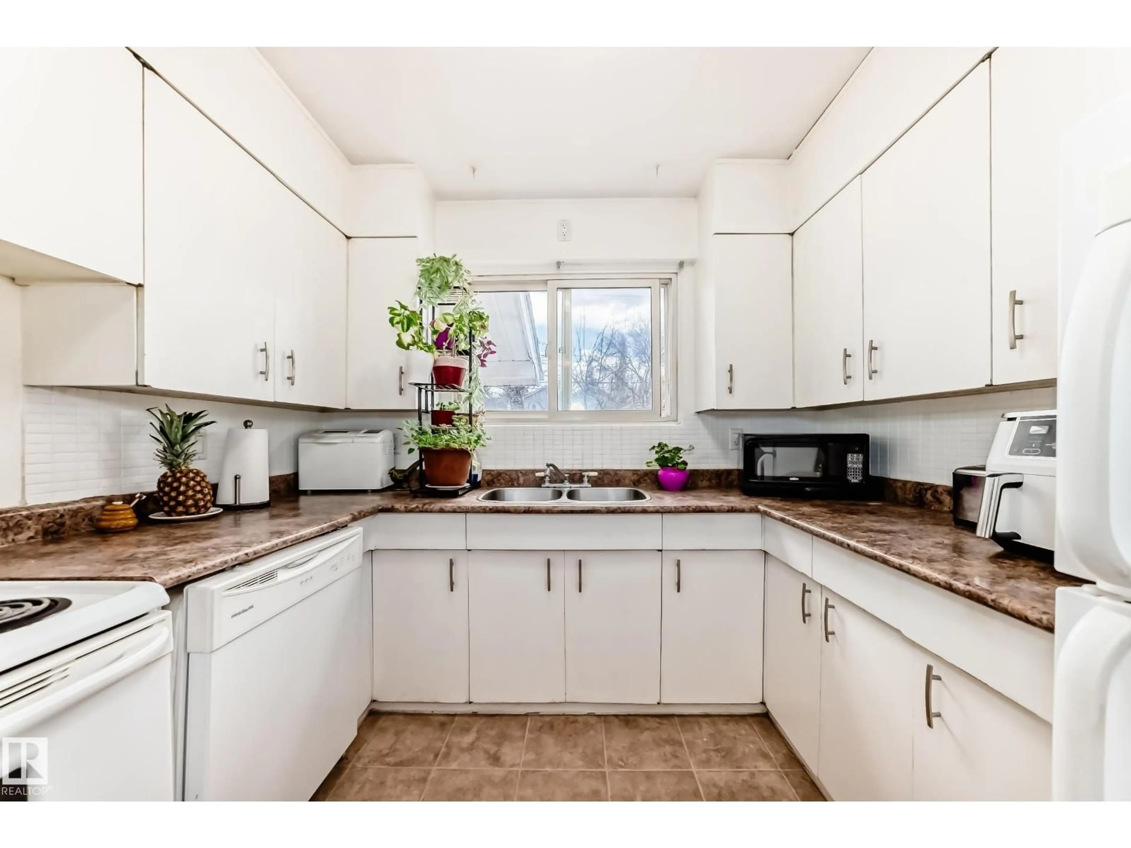 Standard kitchen, unknown for 10837 65 AVE, Edmonton Alberta T6H1V8