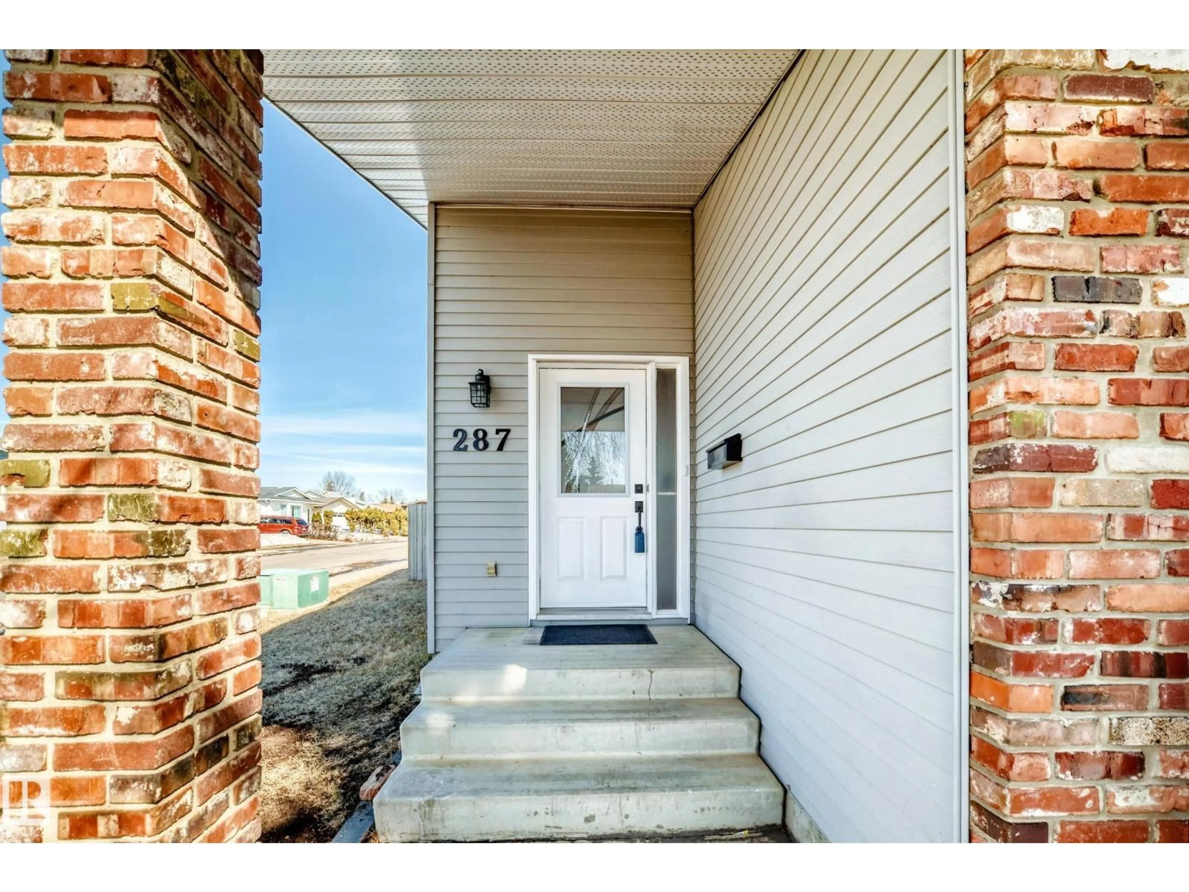 Indoor entryway for 287 LAGO LINDO CR, Edmonton Alberta T5Z1Y5