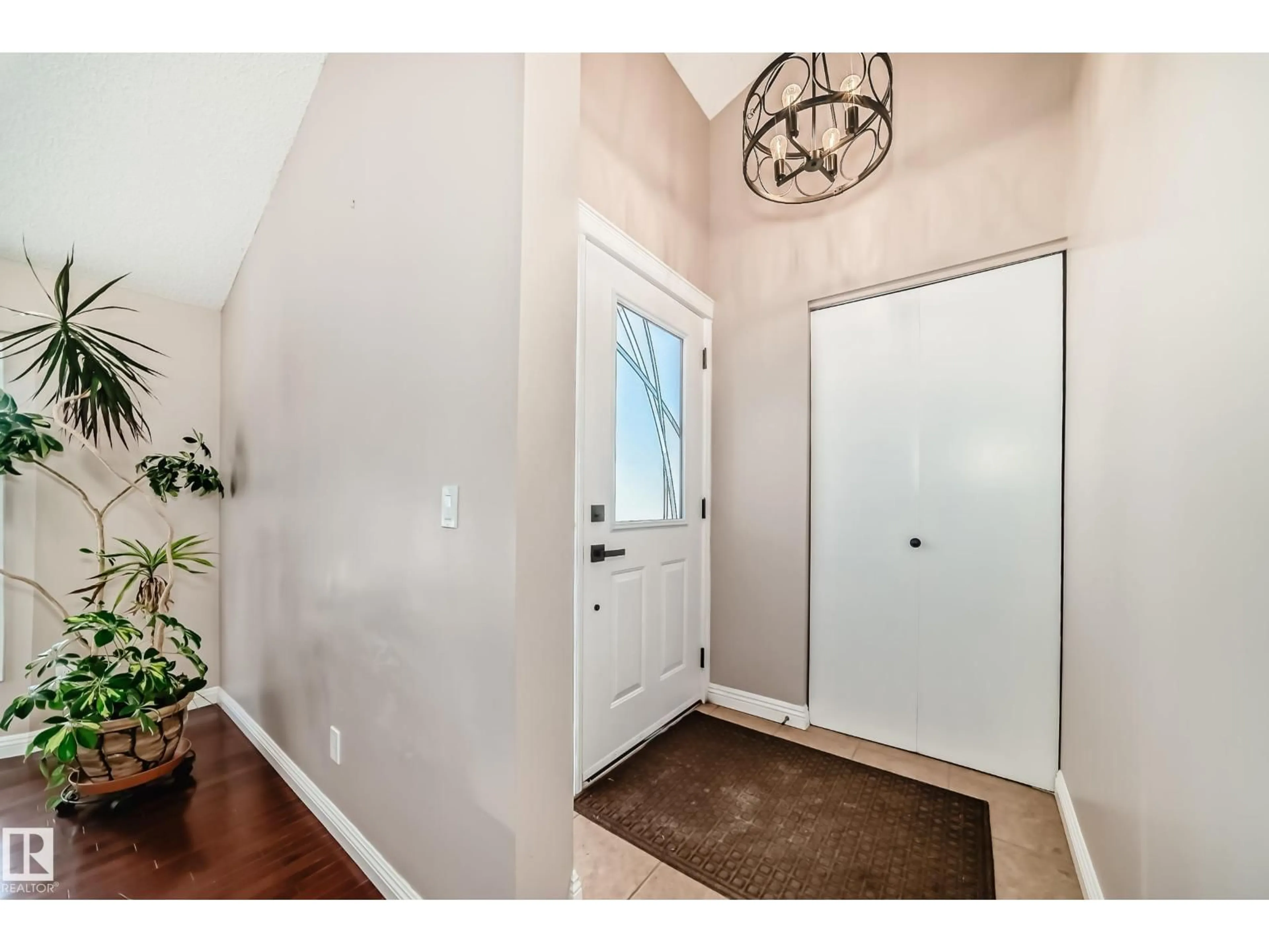 Indoor entryway for 287 LAGO LINDO CR, Edmonton Alberta T5Z1Y5