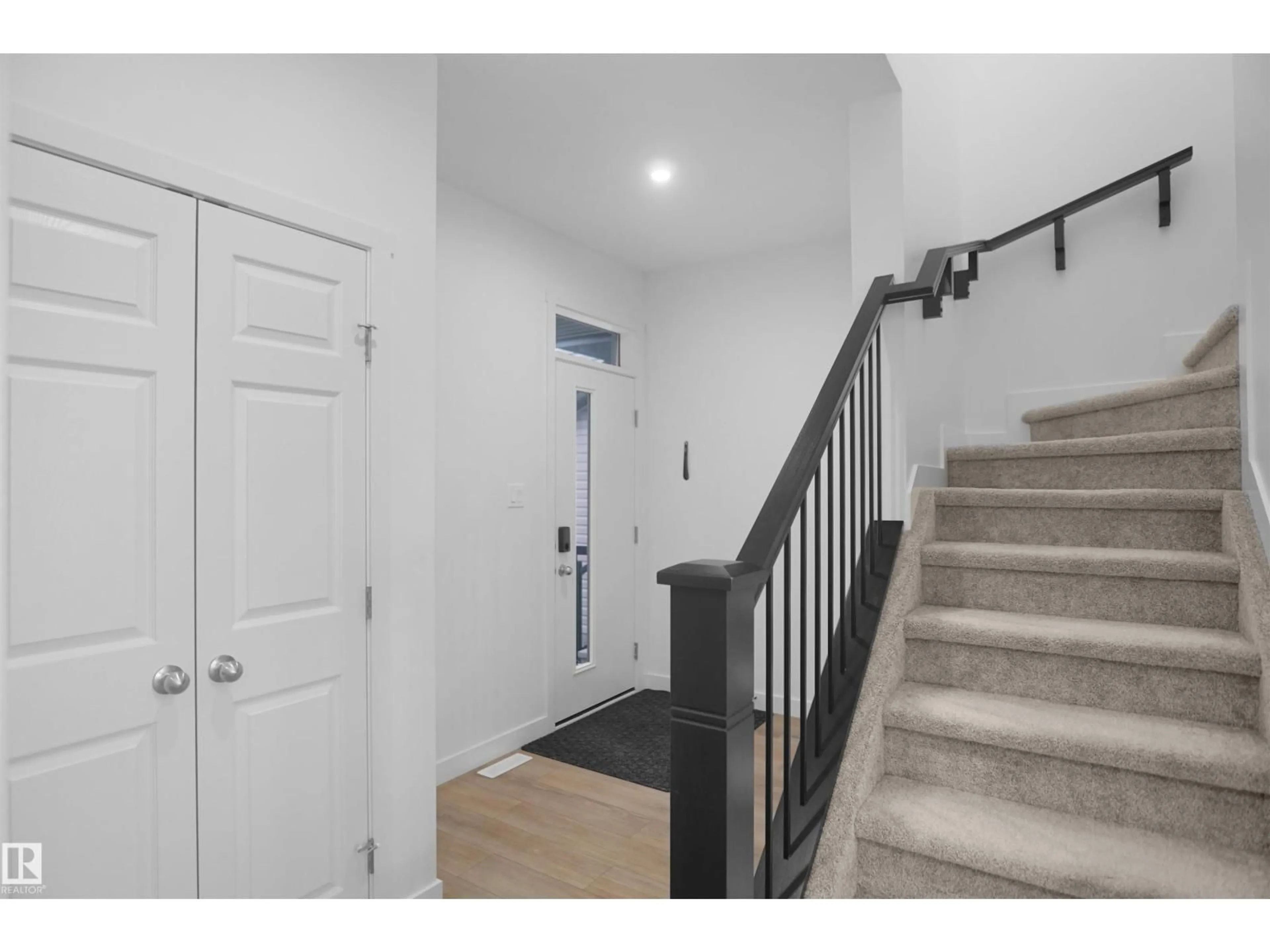 Indoor entryway for NW - 7216 182 AV, Edmonton Alberta T5Z0L5