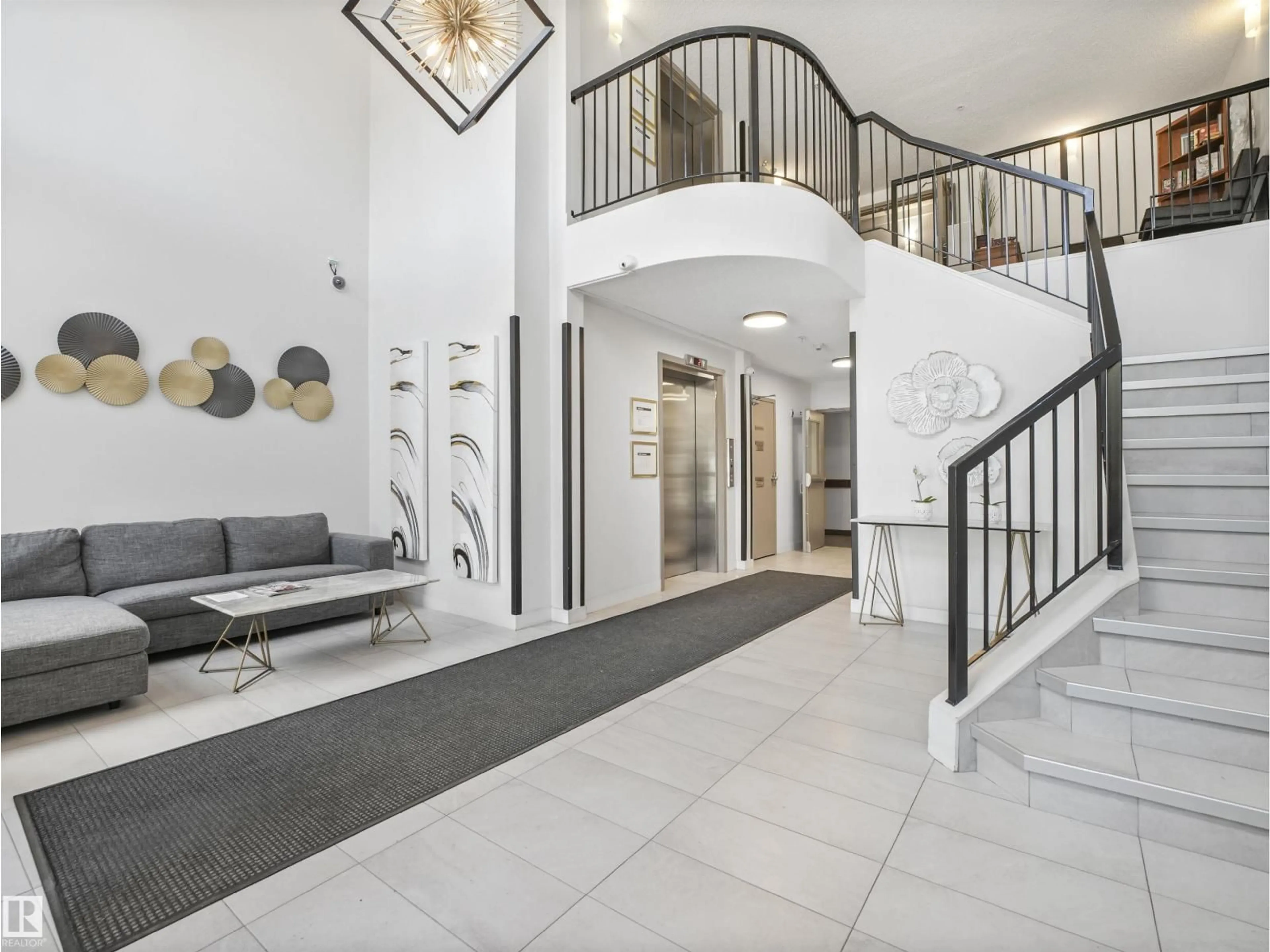 Indoor foyer for #401 - 12110 106 AV, Edmonton Alberta T5N4R9