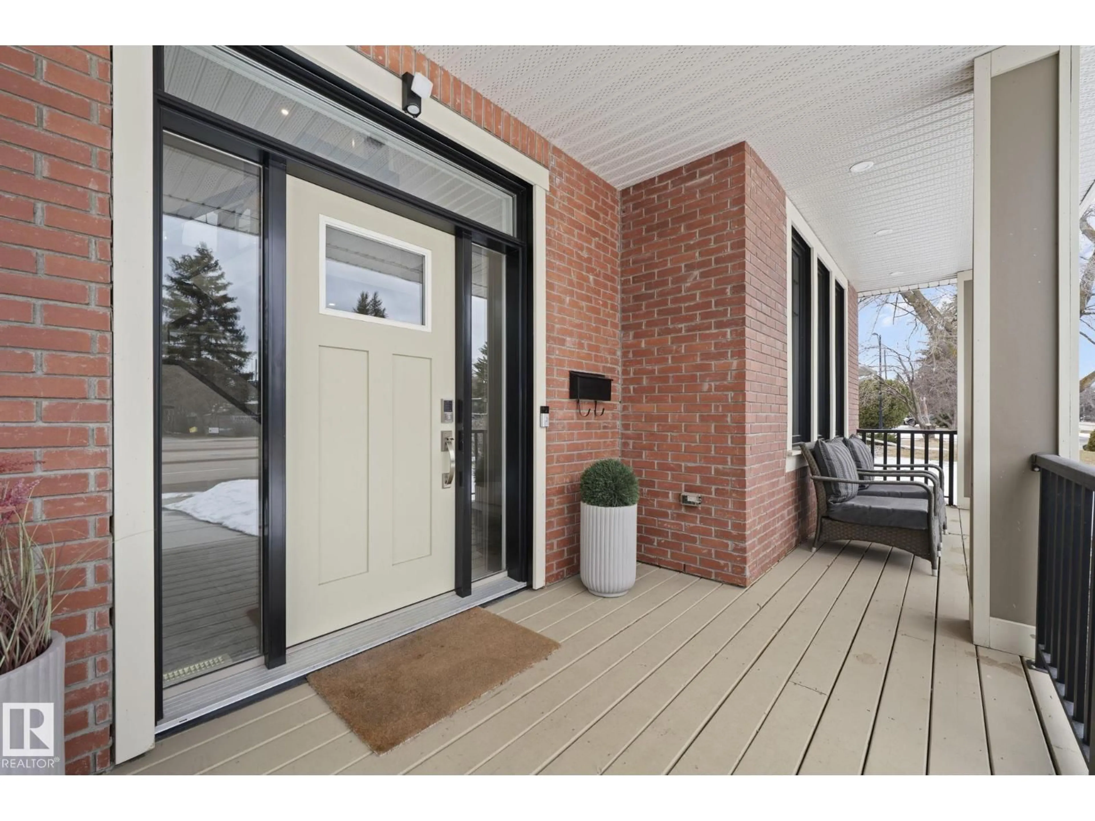 Indoor entryway for 13911 BUENA VISTA RD, Edmonton Alberta T5R5R9