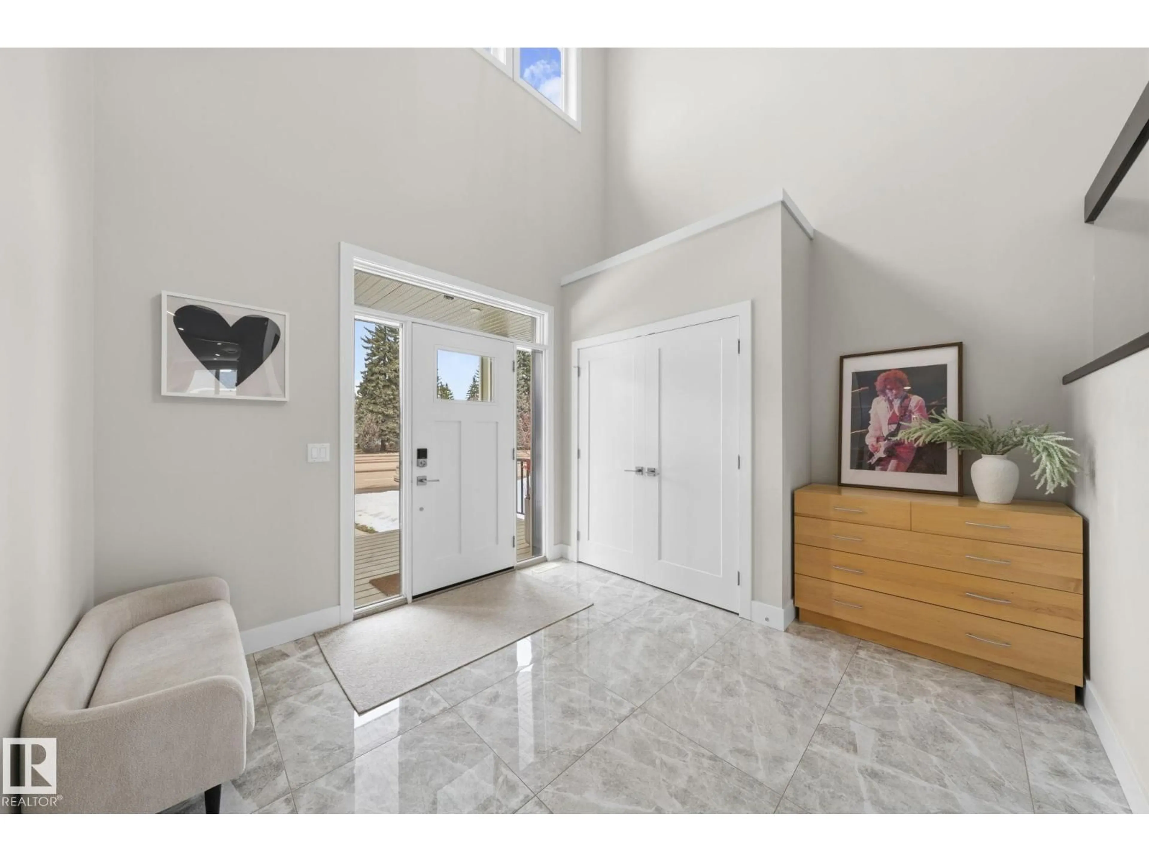 Indoor entryway for 13911 BUENA VISTA RD, Edmonton Alberta T5R5R9