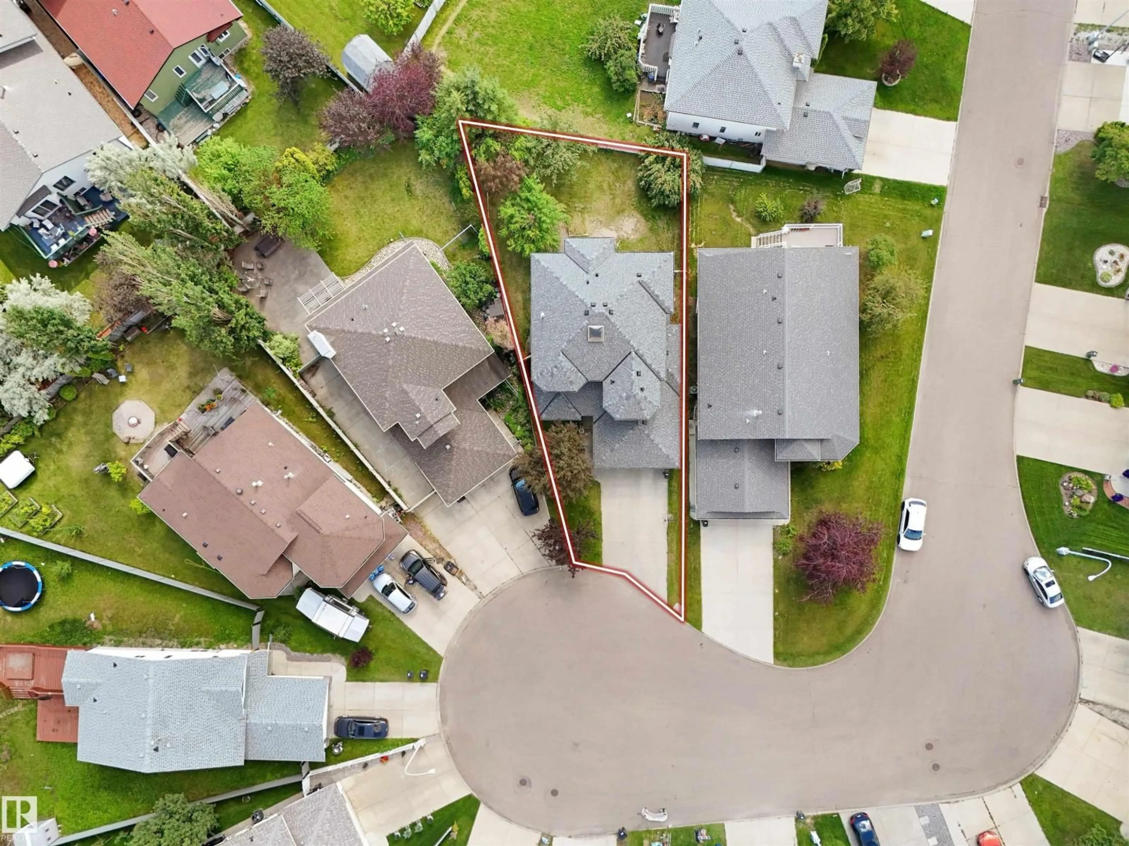 A pic from outside/outdoor area/front of a property/back of a property/a pic from drone, street for 2715 44A AV NW, Edmonton Alberta T6T1K2