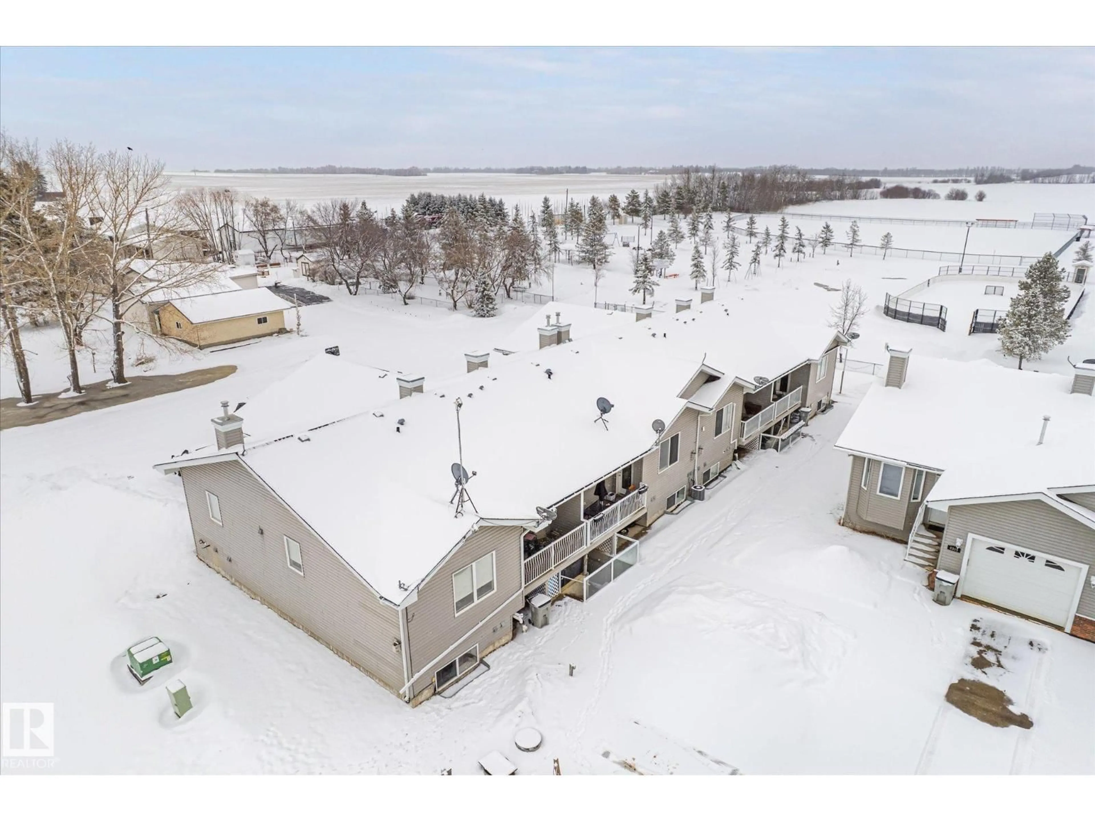 A pic from outside/outdoor area/front of a property/back of a property/a pic from drone, unknown for 5 - 4902B 43 ST, Legal Alberta T0G1L0