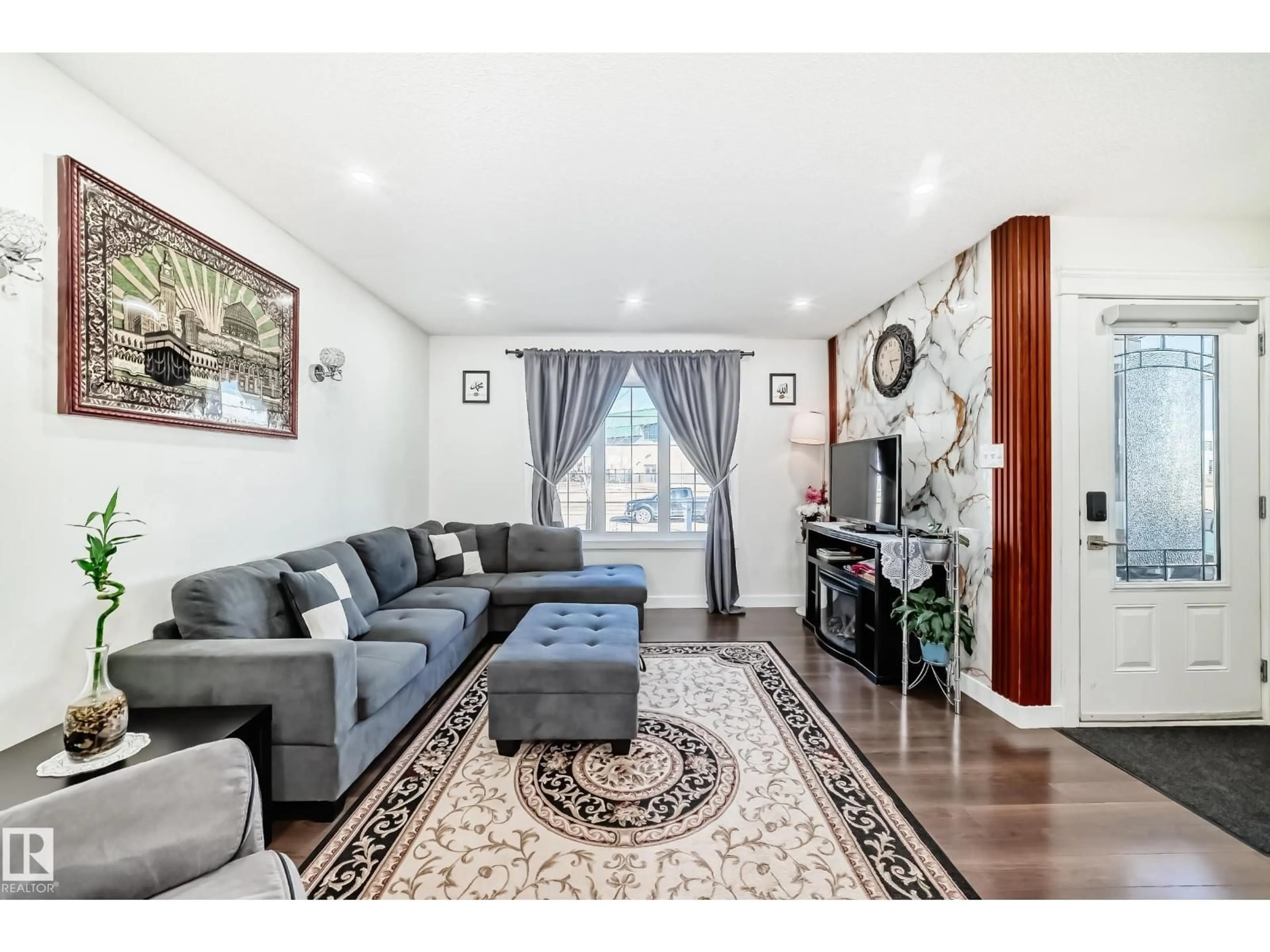 Living room with furniture, wood/laminate floor for 5920 RUE EAGLEMONT, Beaumont Alberta T4X0W4