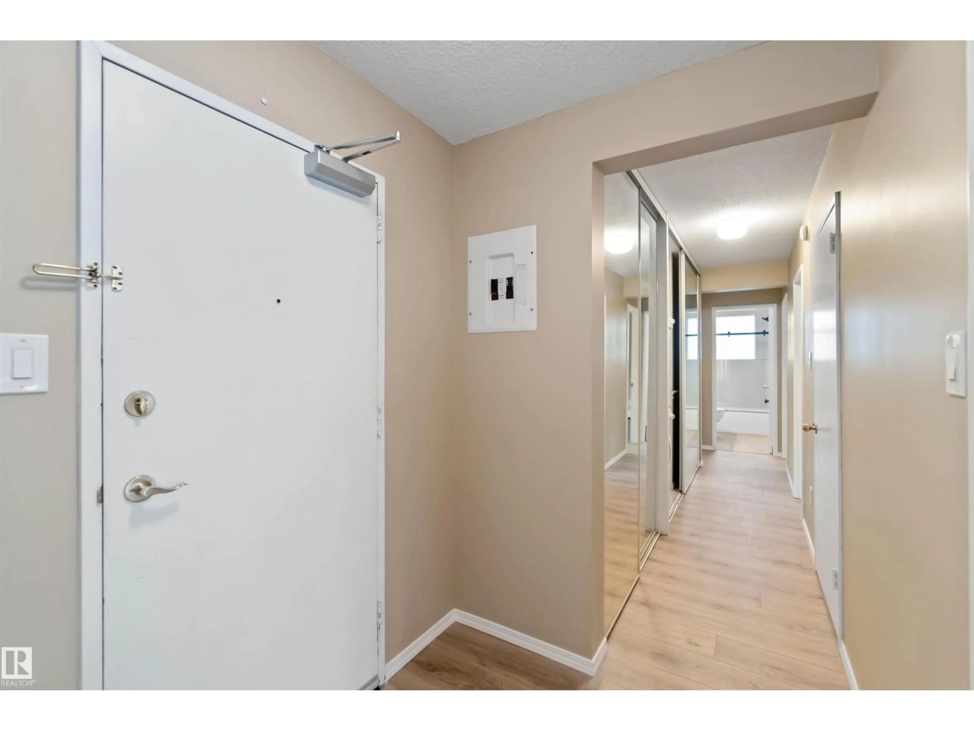 Indoor entryway for #102 - 11450 40 AV NW, Edmonton Alberta T6J0R5