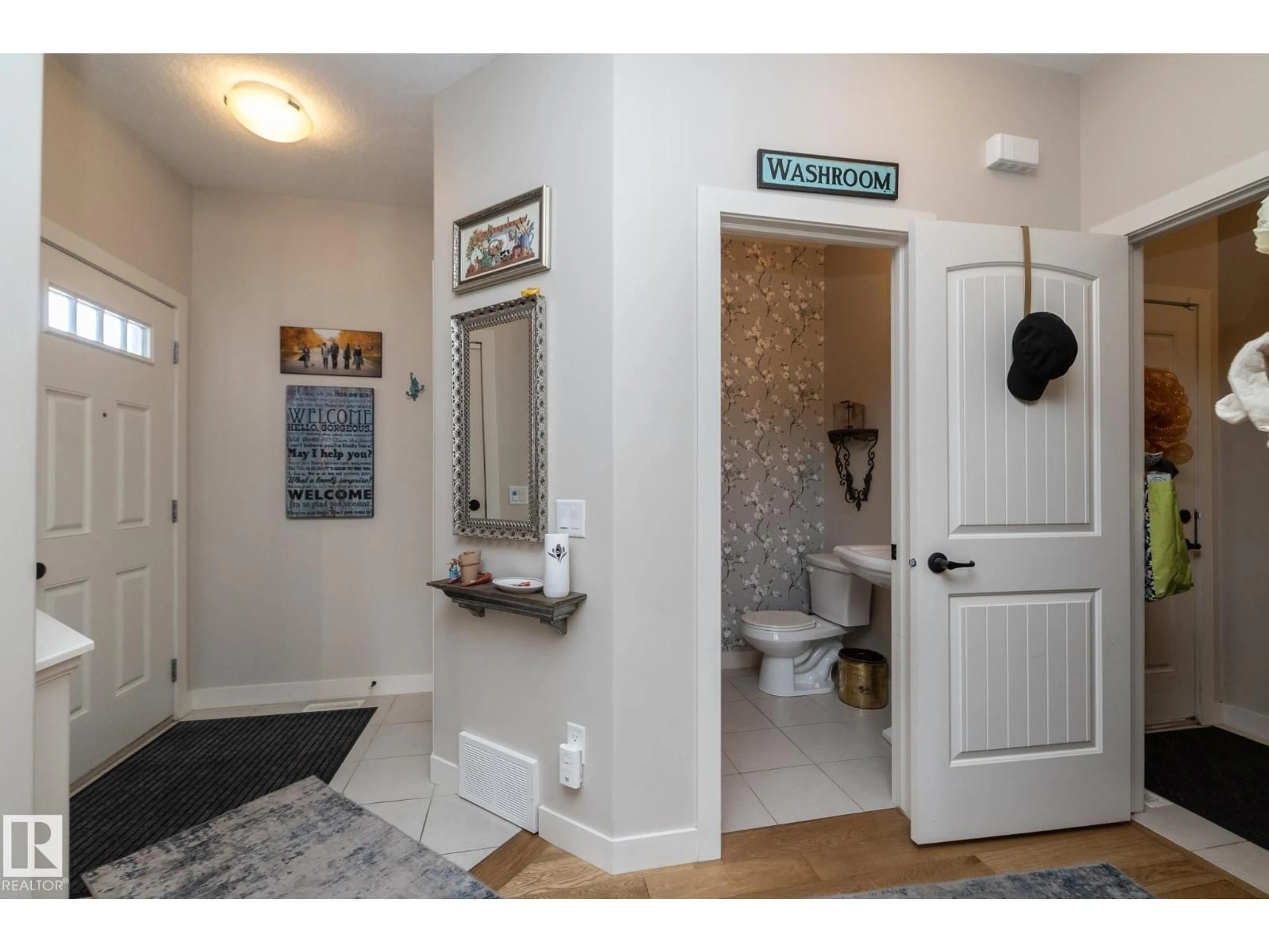 Indoor entryway for 5315 17 AV, Edmonton Alberta T6X1R2