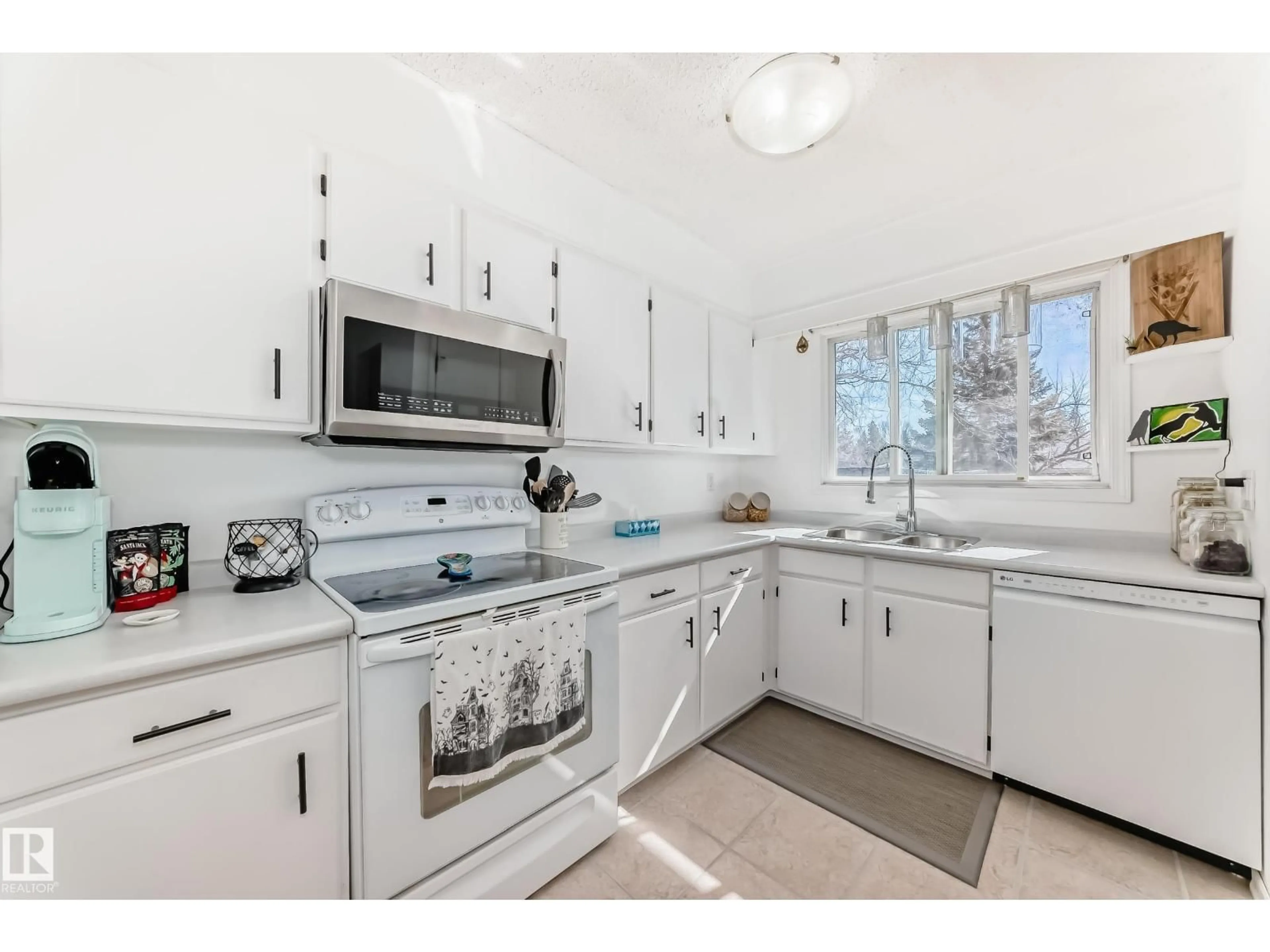 Standard kitchen, ceramic/tile floor for 11323 162 AV, Edmonton Alberta T5X2L3