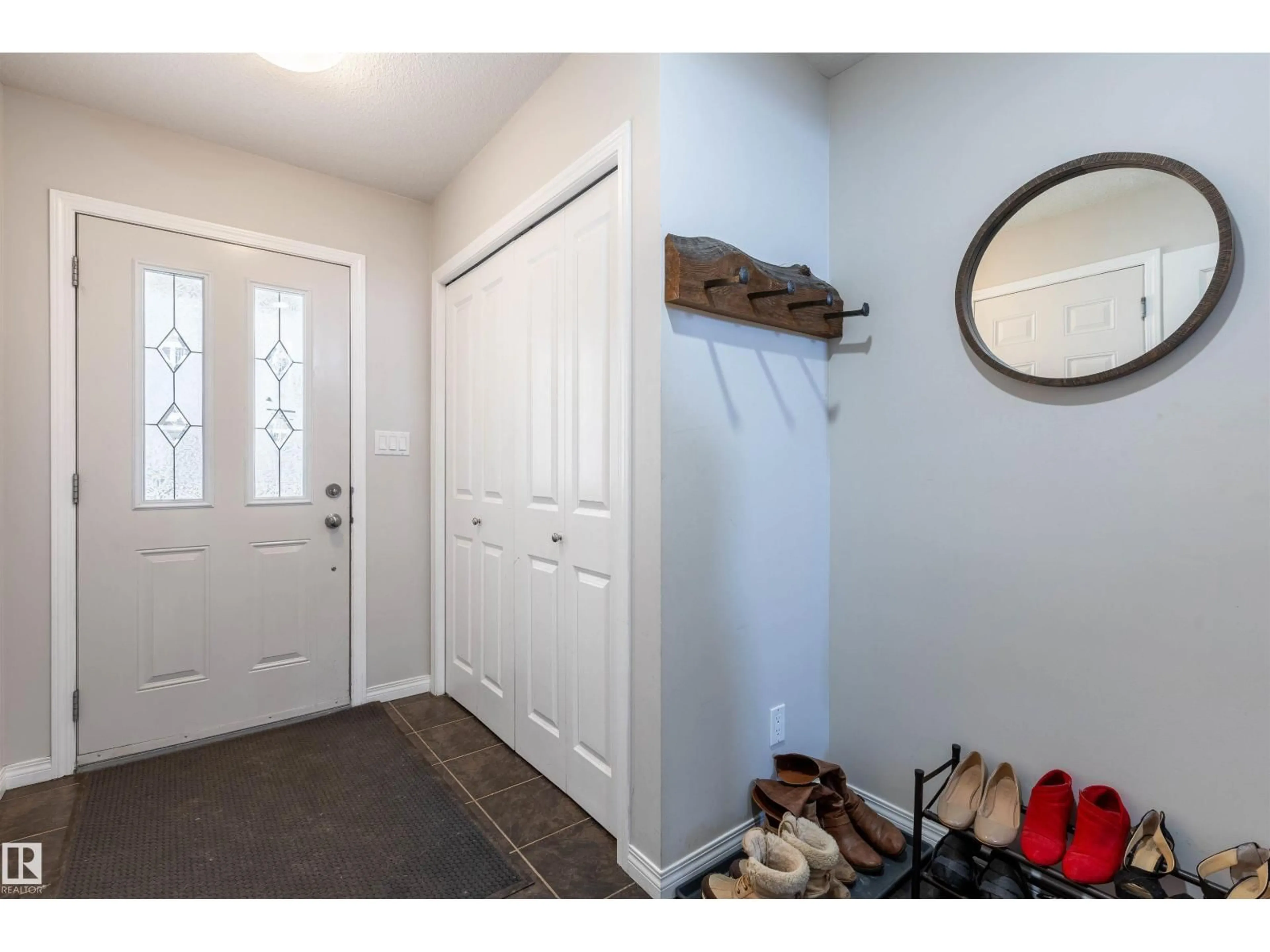 Indoor entryway for 46 - 9904 101 AV, Morinville Alberta T8R0E2