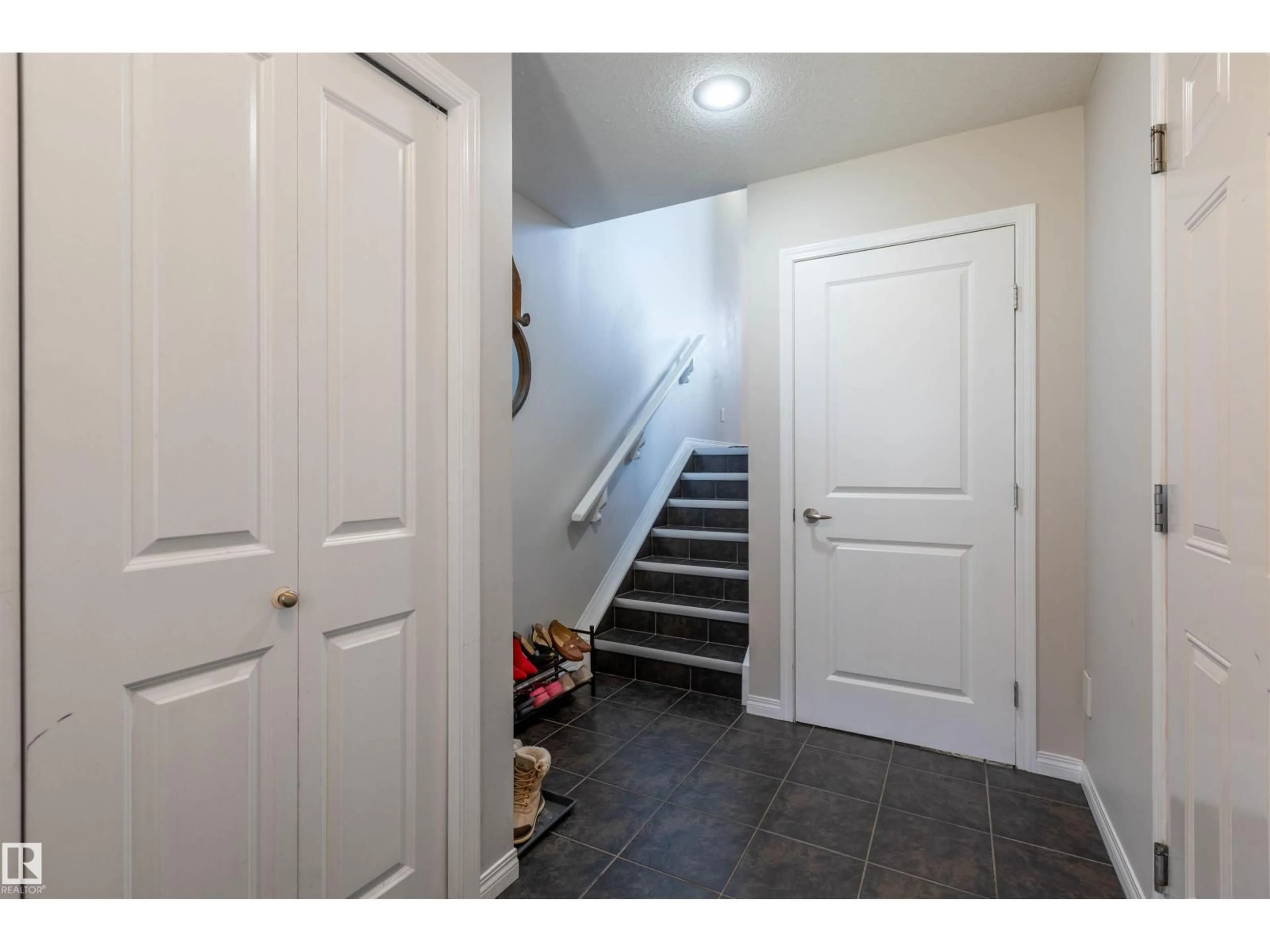 Indoor entryway for 46 - 9904 101 AV, Morinville Alberta T8R0E2