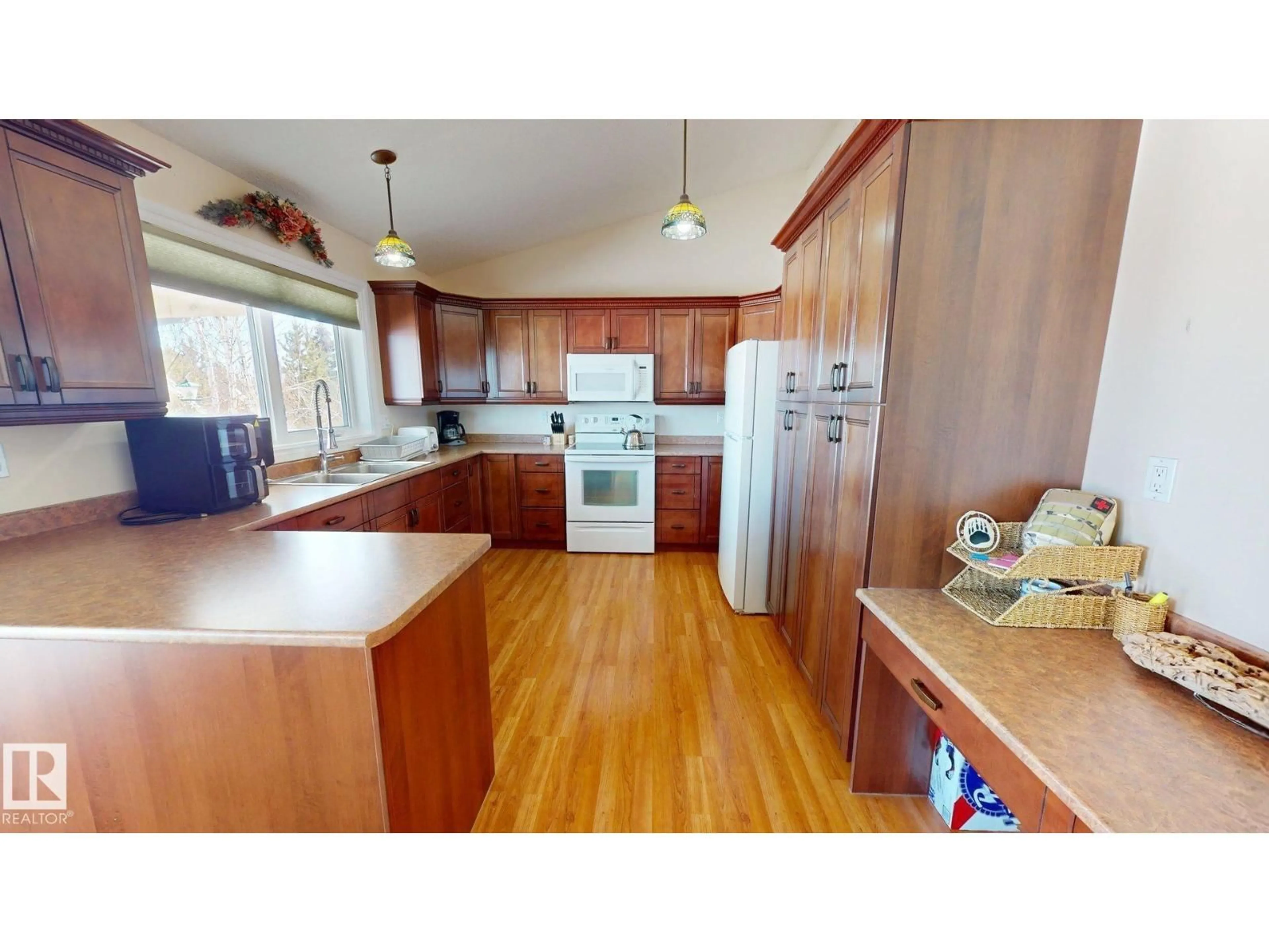 Standard kitchen, wood/laminate floor for 8001 FIRST ST, Fort Saskatchewan Alberta T8L4E5