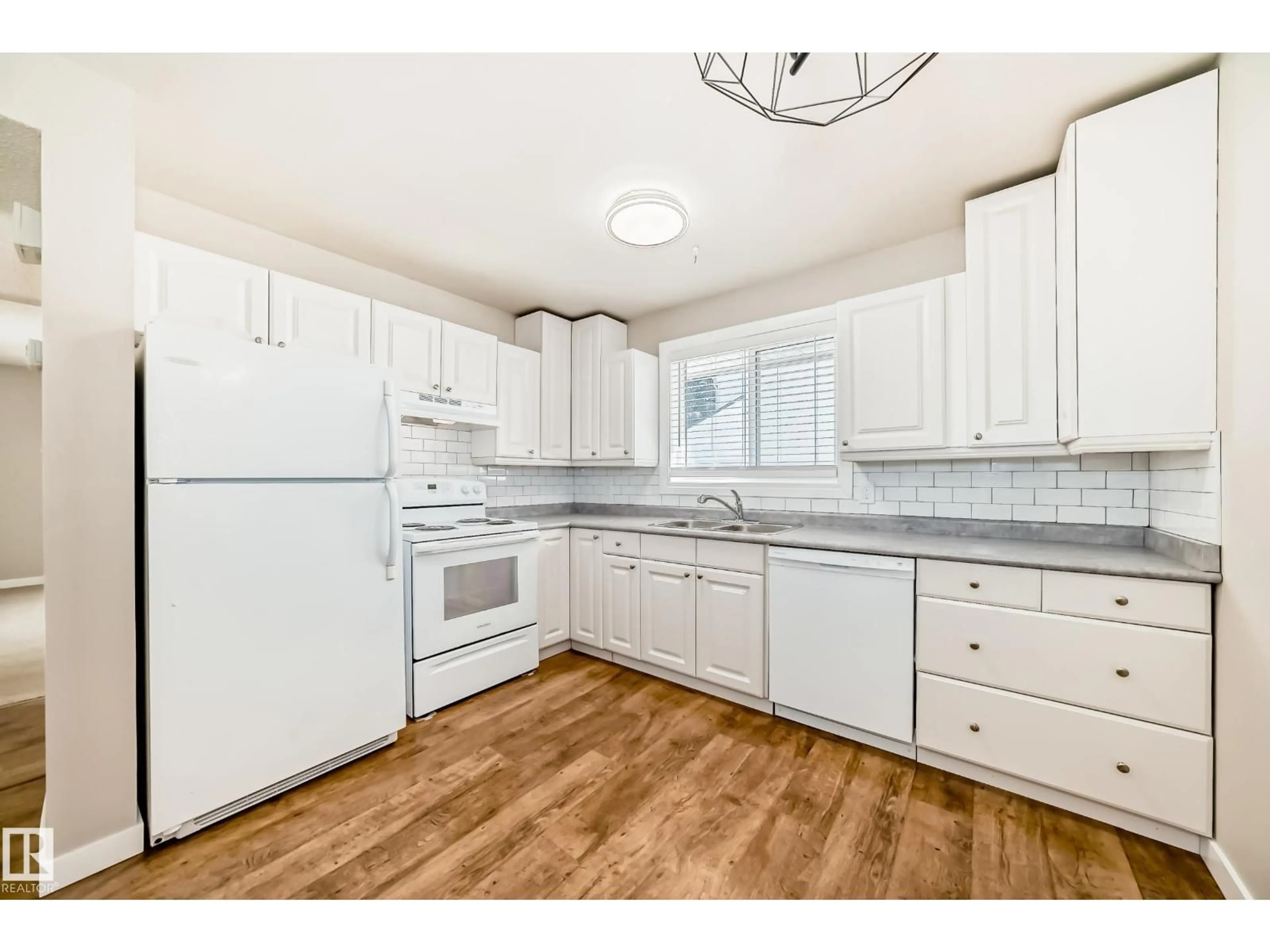 Standard kitchen, unknown for 6 WOODVALE VG, Edmonton Alberta T6L1W4