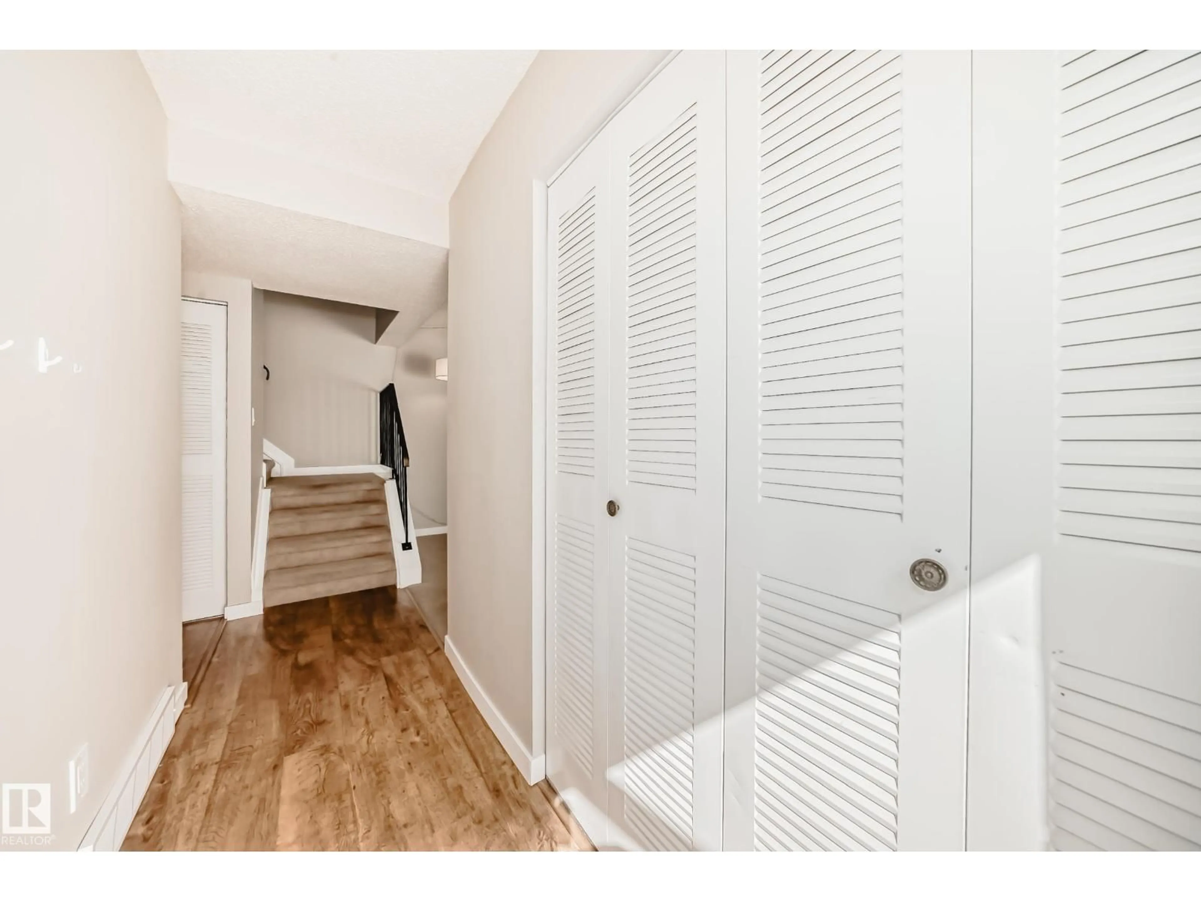 Indoor entryway for 6 WOODVALE VG, Edmonton Alberta T6L1W4