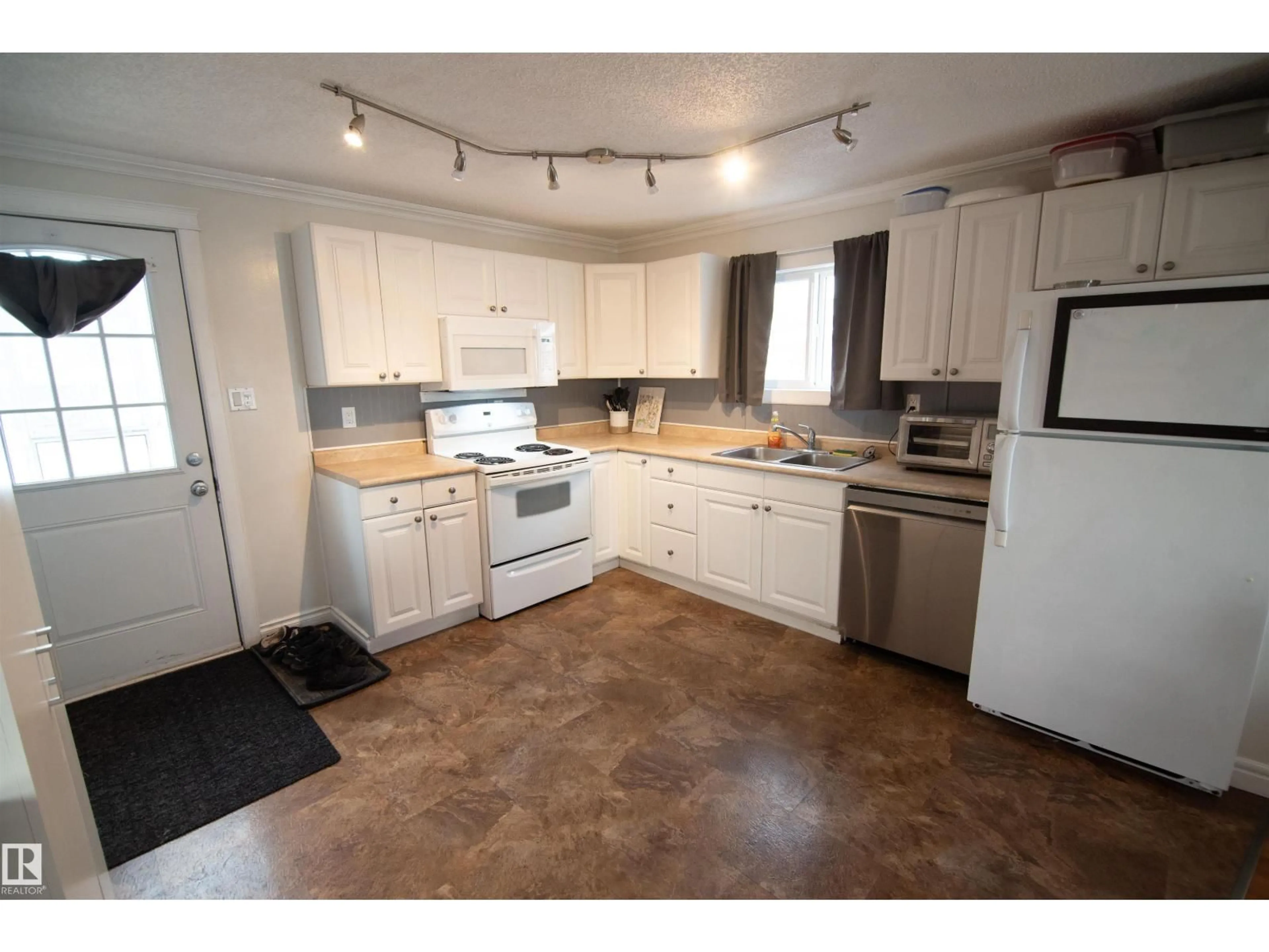 Standard kitchen, unknown for 4527 47 ST, Rural Lac Ste. Anne County Alberta T0E0A0